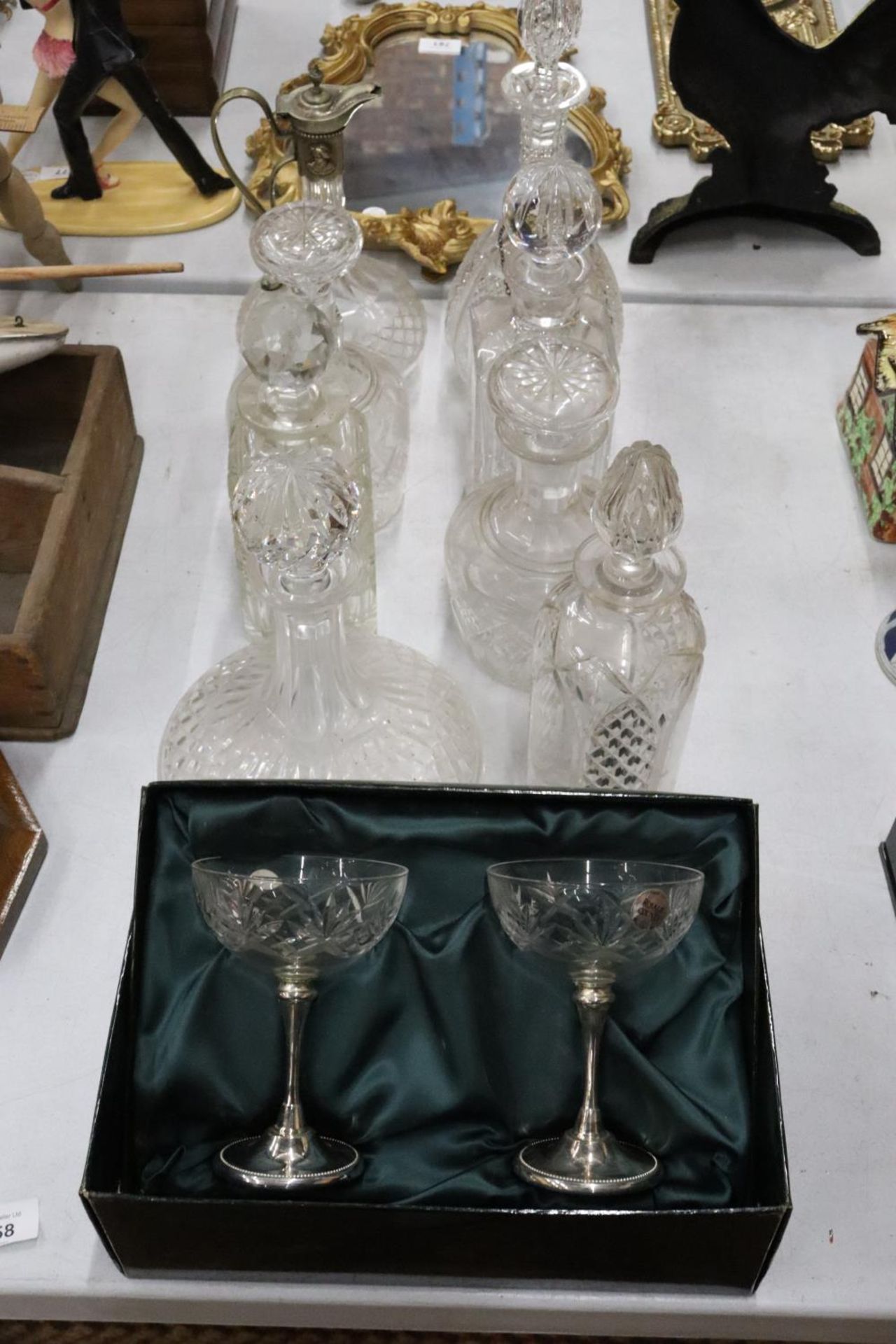 VARIOIUS GLASS WARE TO INCLUDE A CLARET JUG, SEVEN DECANTERS AND A BOXED PAUIR OF CHAMPAGNE GLASSES - Image 2 of 8