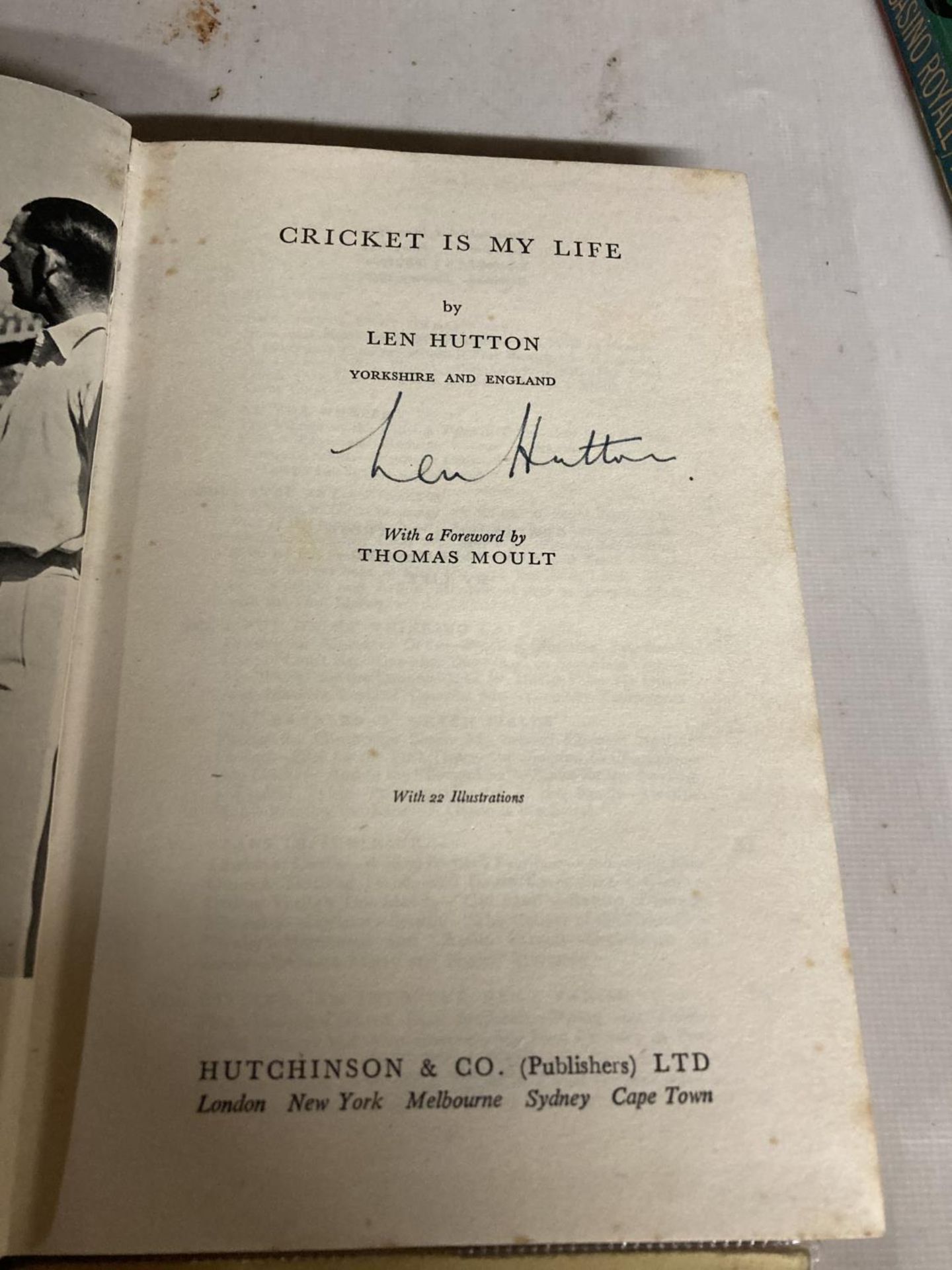 FOUR CRICKET RELATED BOOK TWO BY LEN HUTTON WITH ONE SIGNED BY HIM - Bild 5 aus 6