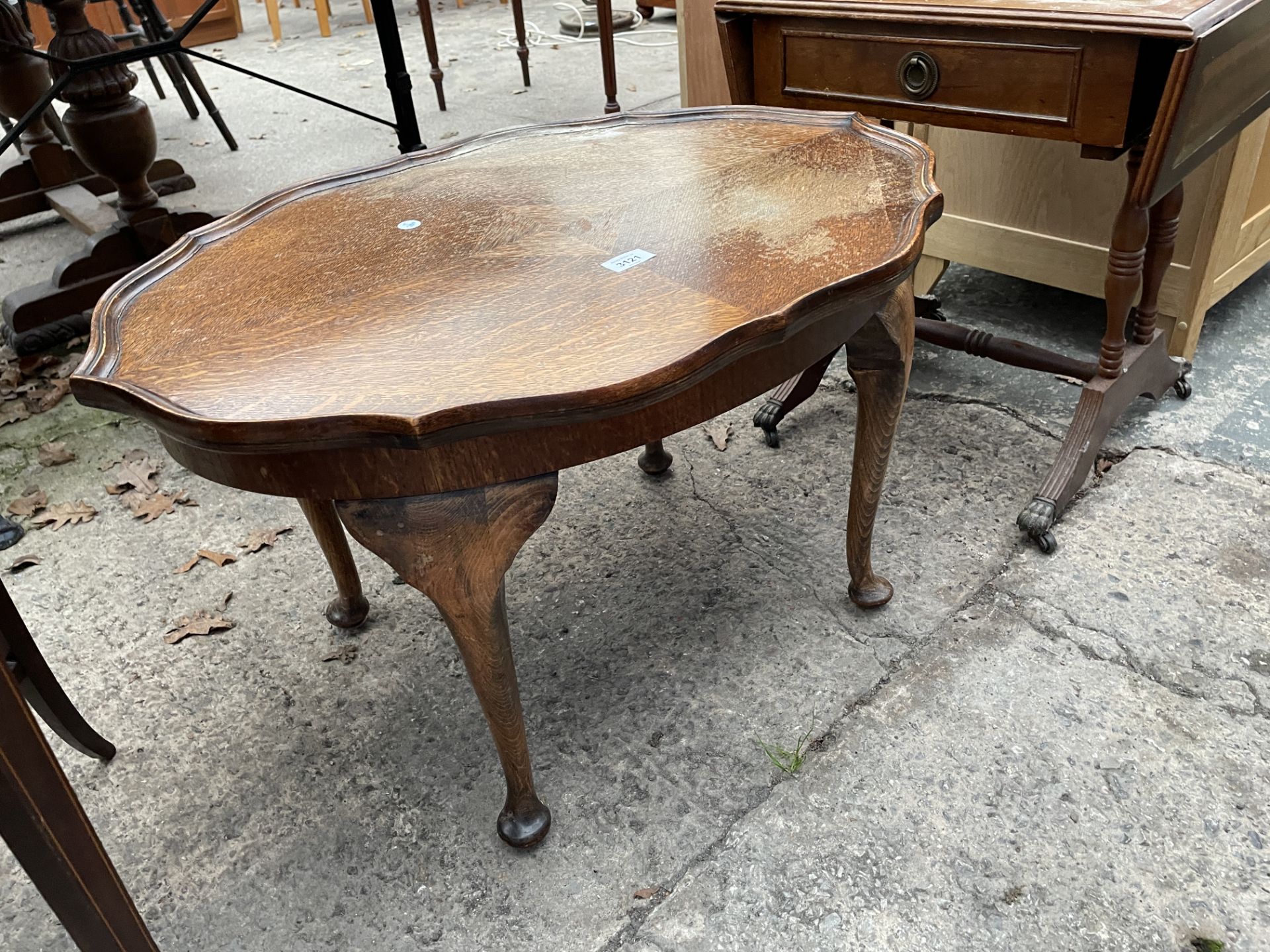 AN OAK COFFEE TABLE ON CABRIOLE LEGS AND MINIATURE SOFA TABLE - Image 2 of 3