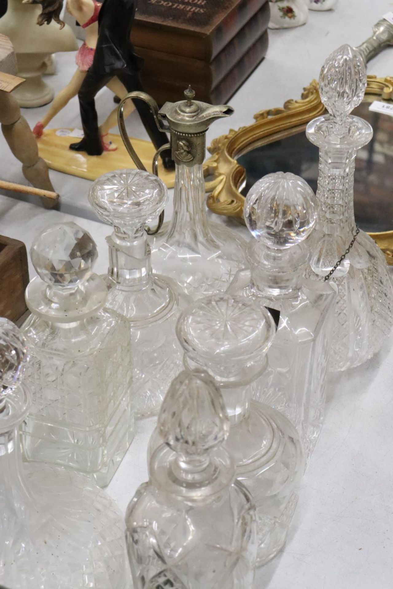 VARIOIUS GLASS WARE TO INCLUDE A CLARET JUG, SEVEN DECANTERS AND A BOXED PAUIR OF CHAMPAGNE GLASSES - Image 6 of 8