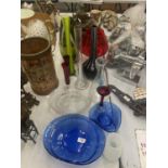 A LARGE QUANTITY OF GLASSWARE TO INCLUDE ART GLASS VASES, BOWLS, ETC