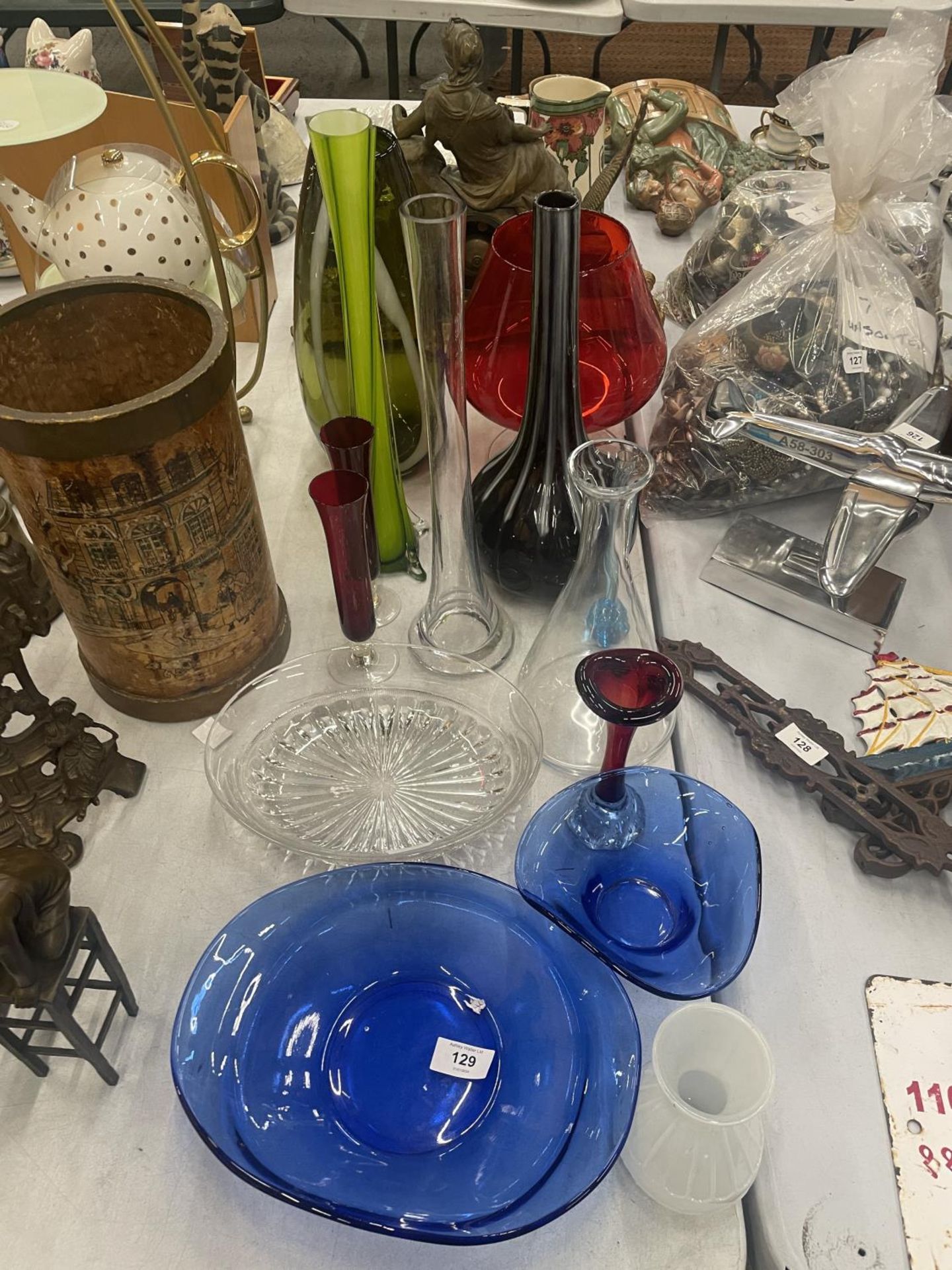 A LARGE QUANTITY OF GLASSWARE TO INCLUDE ART GLASS VASES, BOWLS, ETC