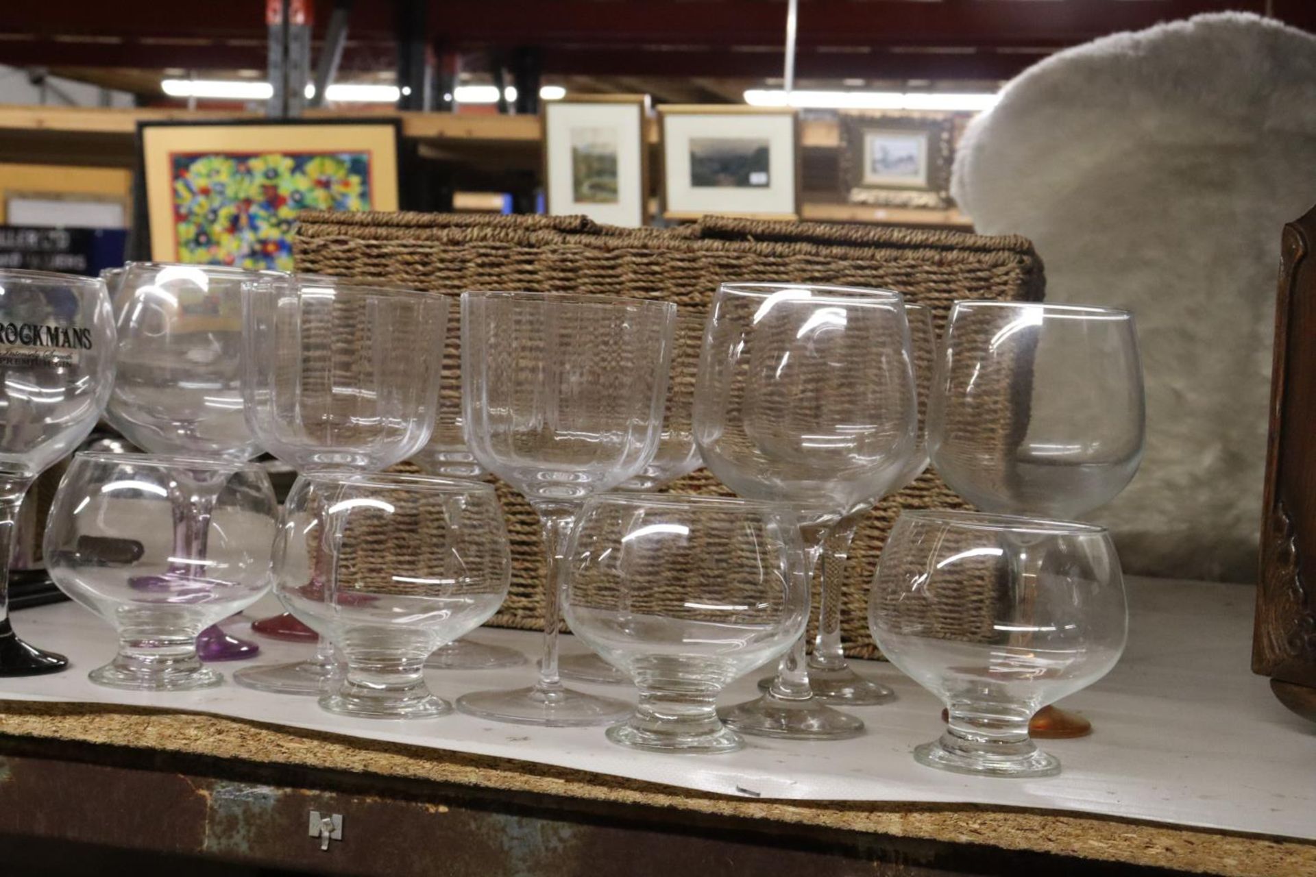 A QUANTITY OF GIN GLASSES AND BOWLS IN A BASKET - Image 3 of 6