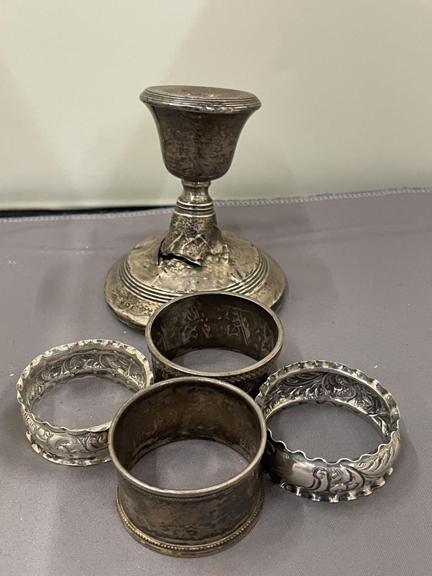 FIVE VARIOUS ITEMS OF MARKED SILVER TO INCLUDE NAPKIN RINGS AND A WEIGHTED CANDLESTICK (A/F) GROSS - Image 2 of 16