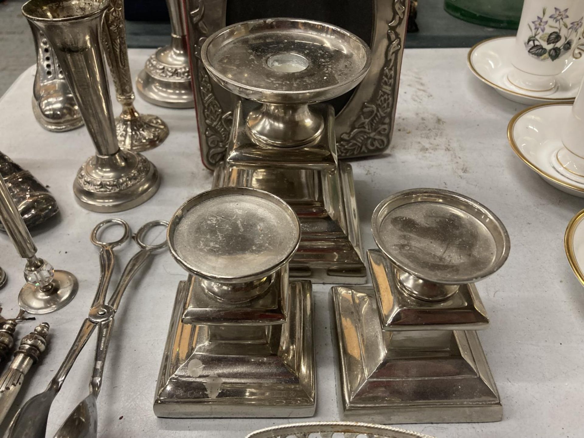 A LARGE QUANTIY OF SILVER PLATED AND WHITE METAL ITEMS TO INCLUD FLATWARE, STIRRUP CUPS, - Image 3 of 4