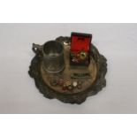 A COLLECTION OF MILITARIA TO INCLUDE A ROYAL GREEN JACKETS TRAY, BADGES, BUTTONS ETC