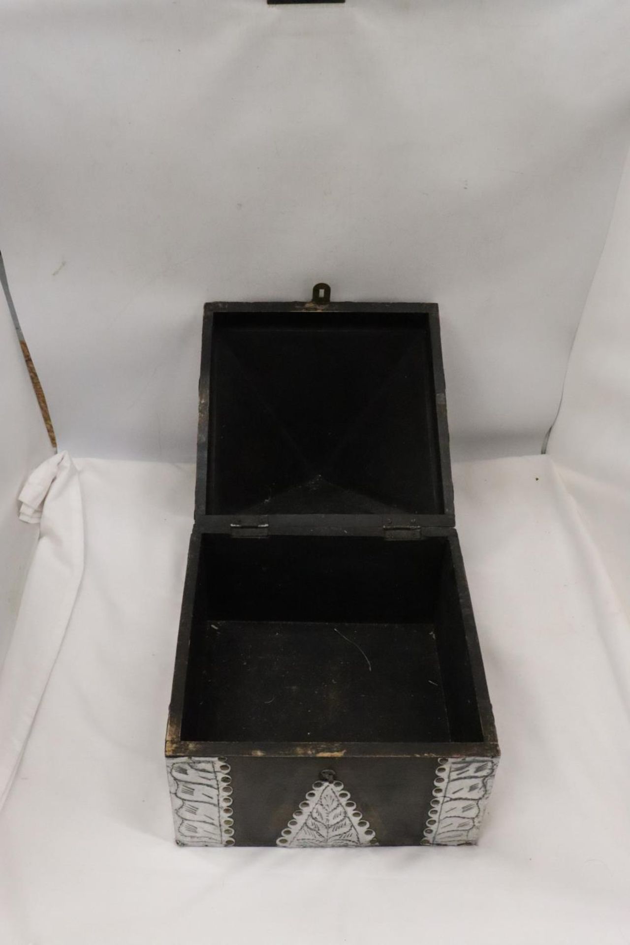 A VINTAGE WOOD AND METAL PYRAMID SHAPED BOX, HEIGHT 38CM - Image 2 of 5