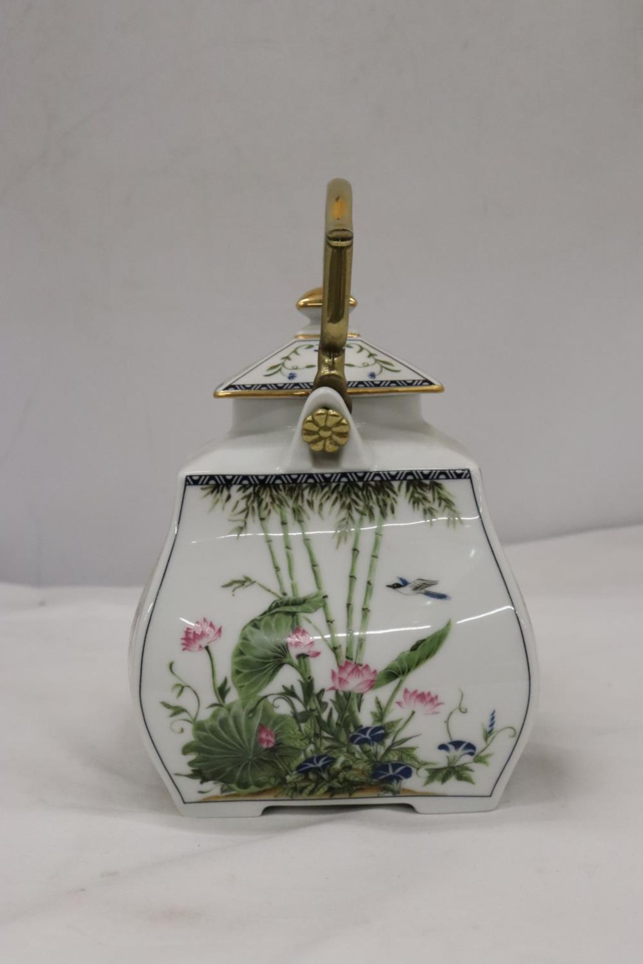 A FRANKLIN PORCELAIN 'THE BIRDS AND FLOWERS OF THE ORIENT' TEAPOT BY NAOKO NOBATA WITH 22CT GOLD - Image 4 of 7