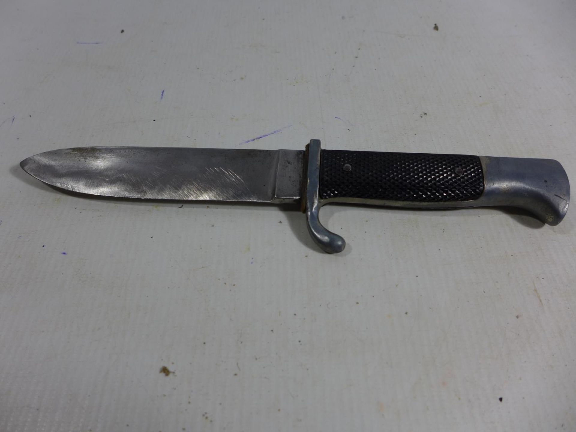 A NAZI GERMANY HITLER YOUTH KNIFE, 13CM BLADE, LENGTH 24CM, LACKING EMBLEM - Image 3 of 5