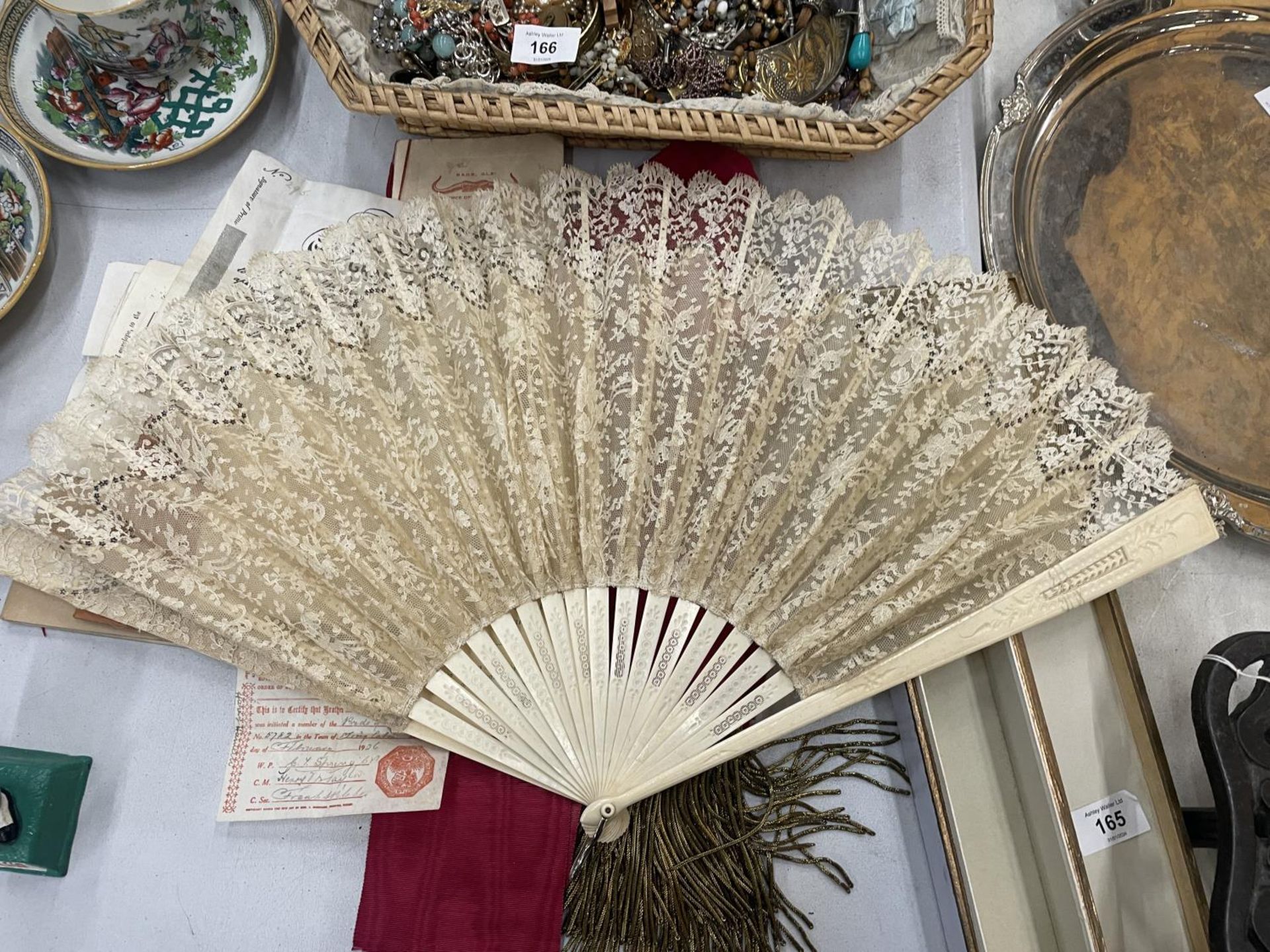 A BOXED BONE AND SILK VICTORIAN FAN - Image 2 of 2