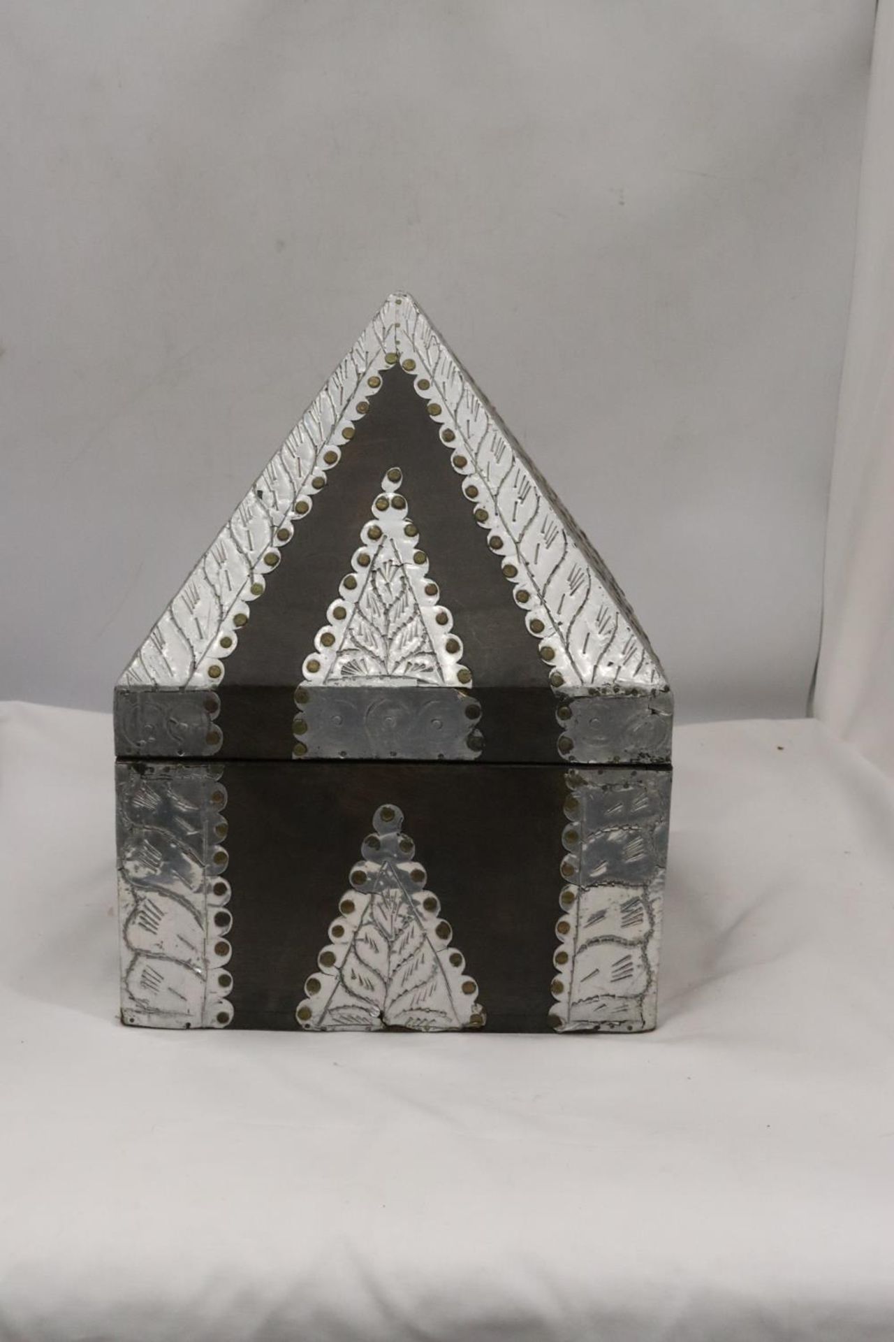 A VINTAGE WOOD AND METAL PYRAMID SHAPED BOX, HEIGHT 38CM - Image 3 of 5