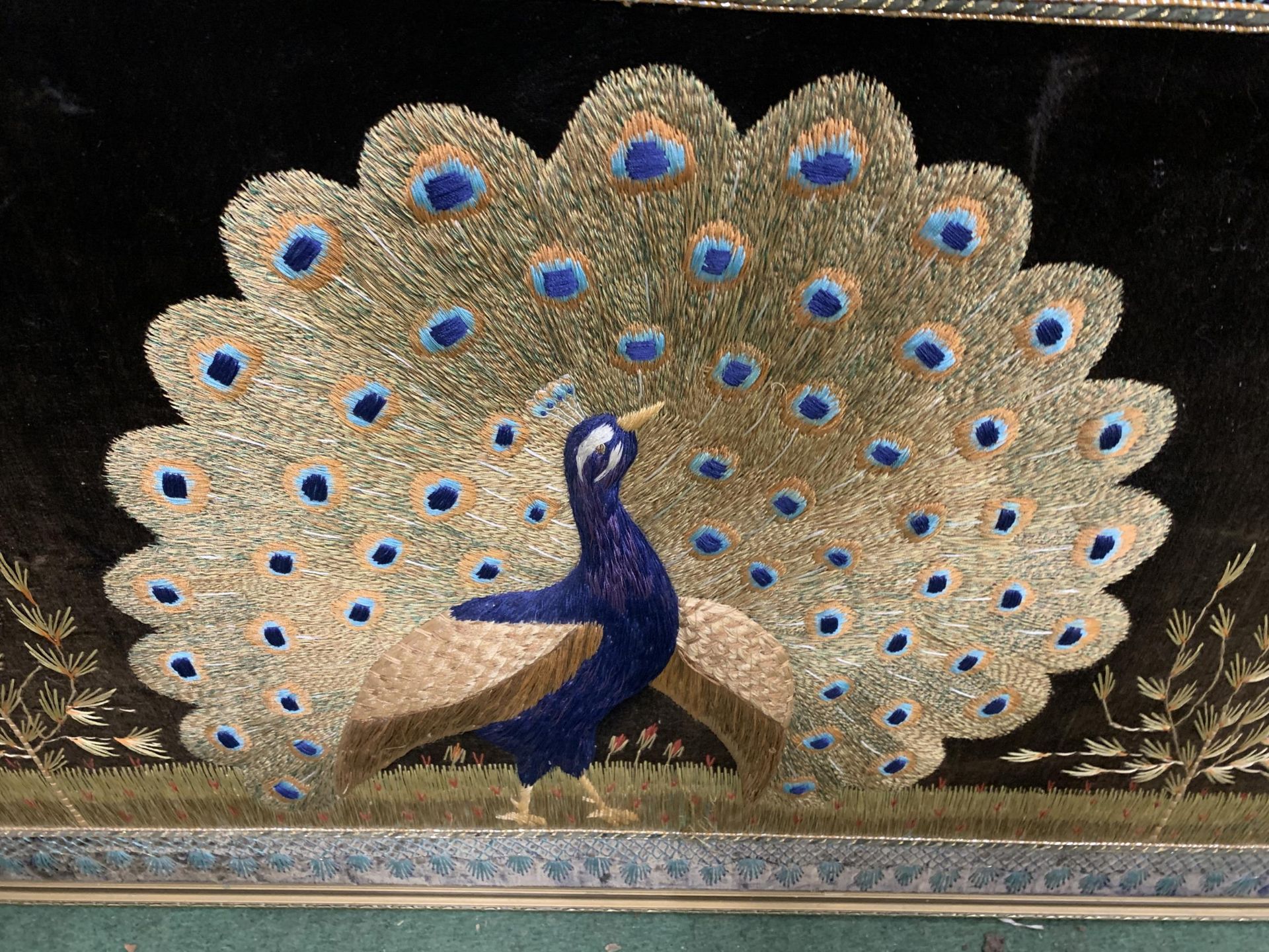 A LARGE GILT FRAMED EMBROIDERED COLLAGE OF A PEACOCK - Bild 3 aus 3