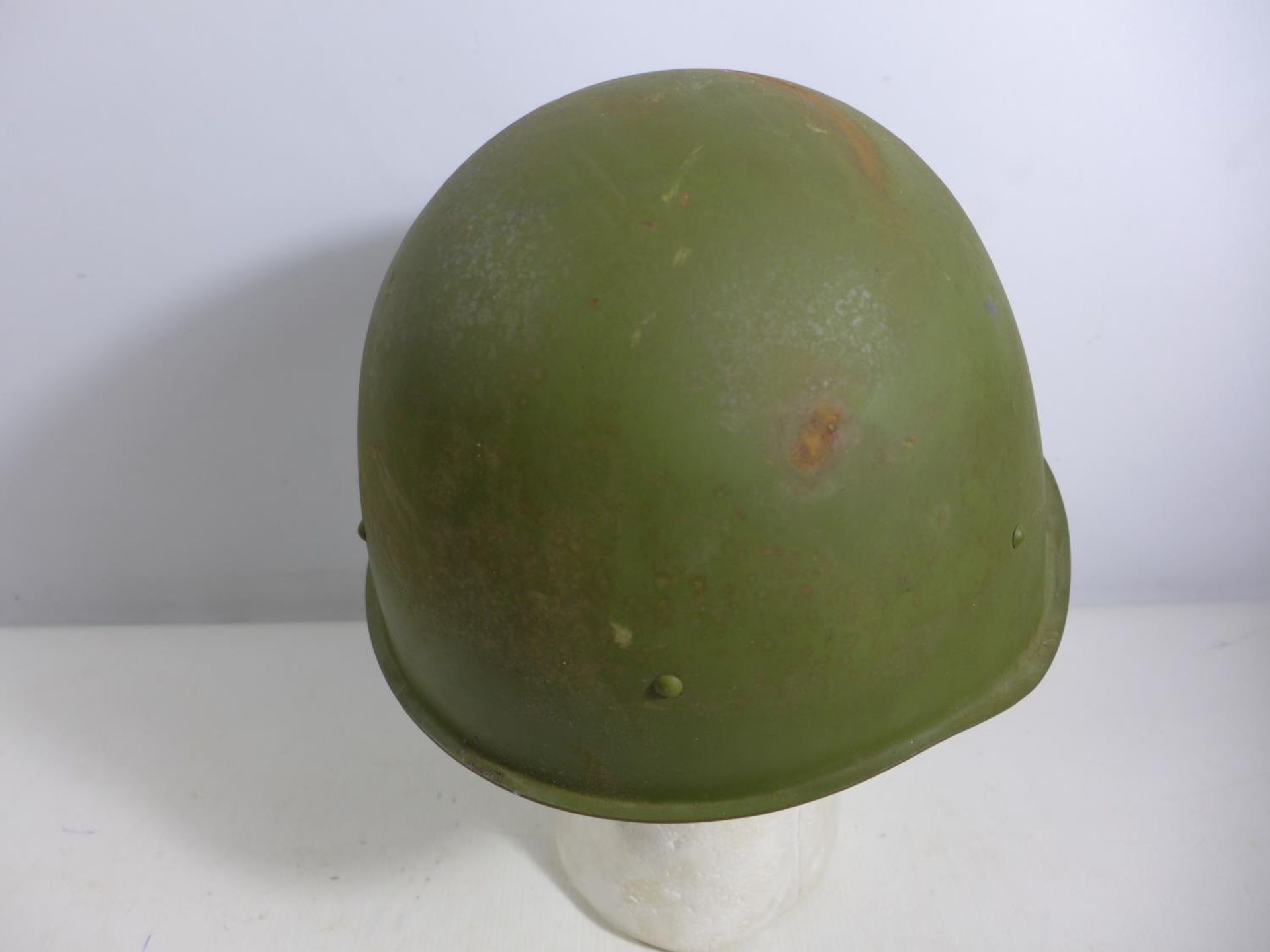 A GREEN PAINTED METAL MILITARY HELMET AND LINING - Image 2 of 5