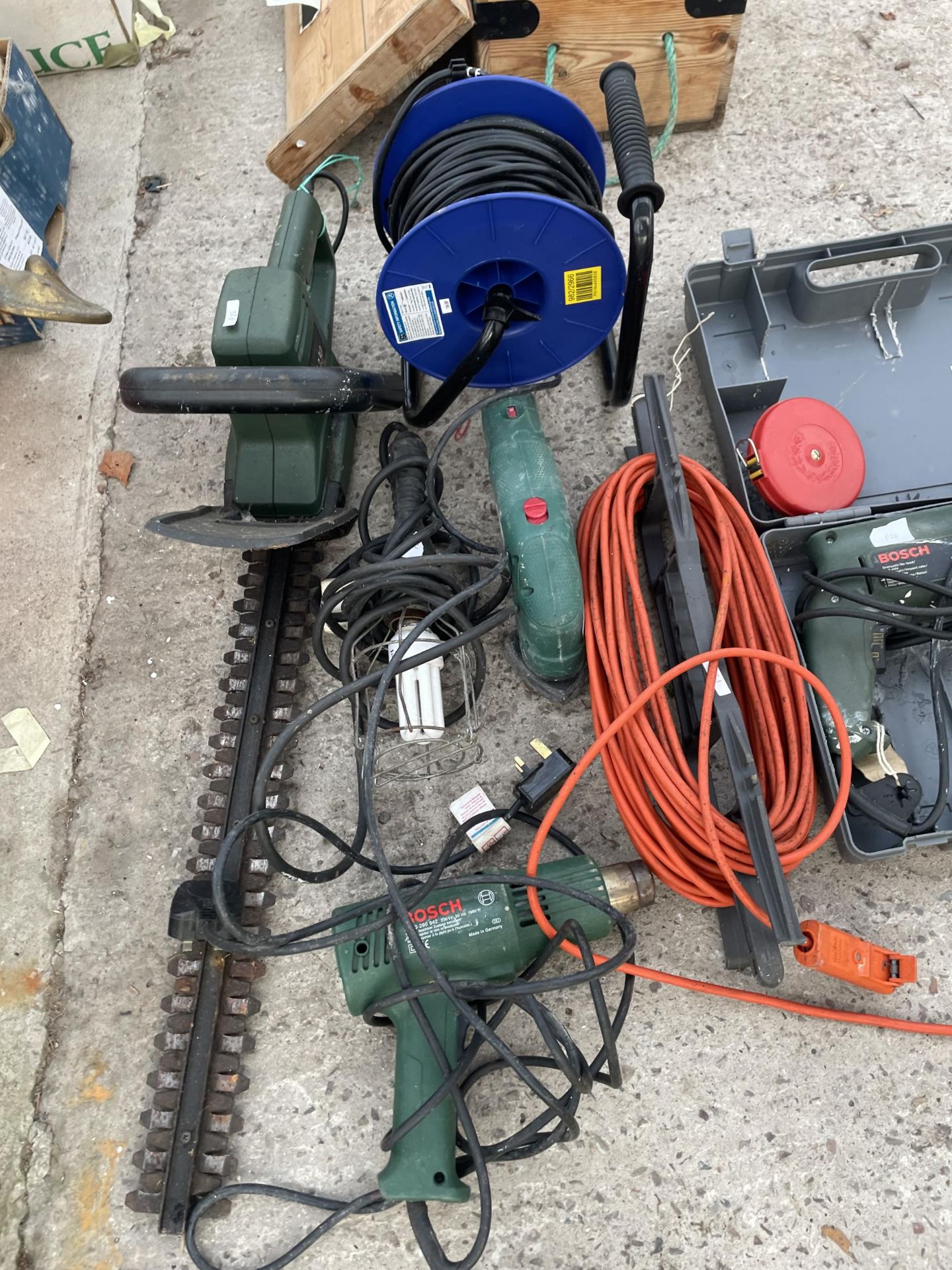 AN ASSORTMENT OF POWER TOOLS TO INCLUDE A BOSCH DRILL, ELECTRIC HEDGE TRIMMER AND PARKSIDE DETAIL - Image 2 of 3