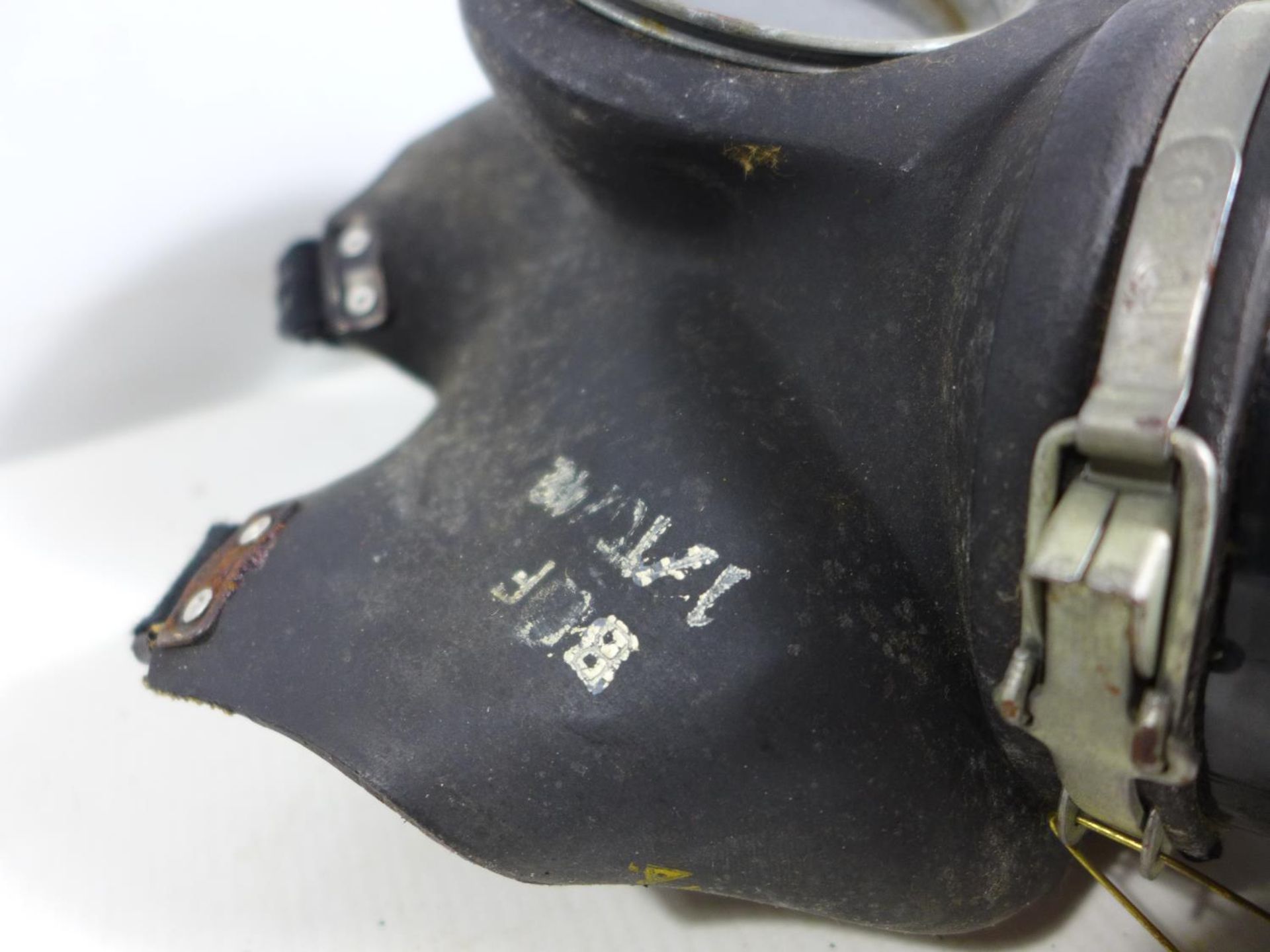 A WORLD WAR II GAS MASK DATED 1942 - Image 2 of 3