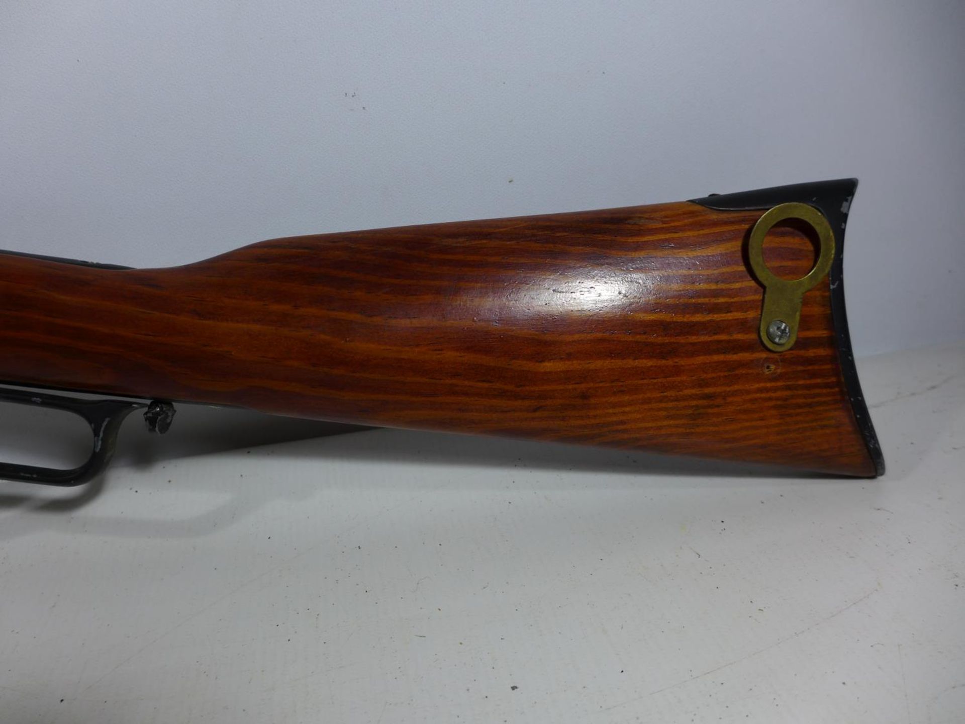 A NON FIRING REPLICA WINCHESTER RIFLE, 50CM BARREL, WOODEN STOCKED, LENGTH 100CM - Image 4 of 5