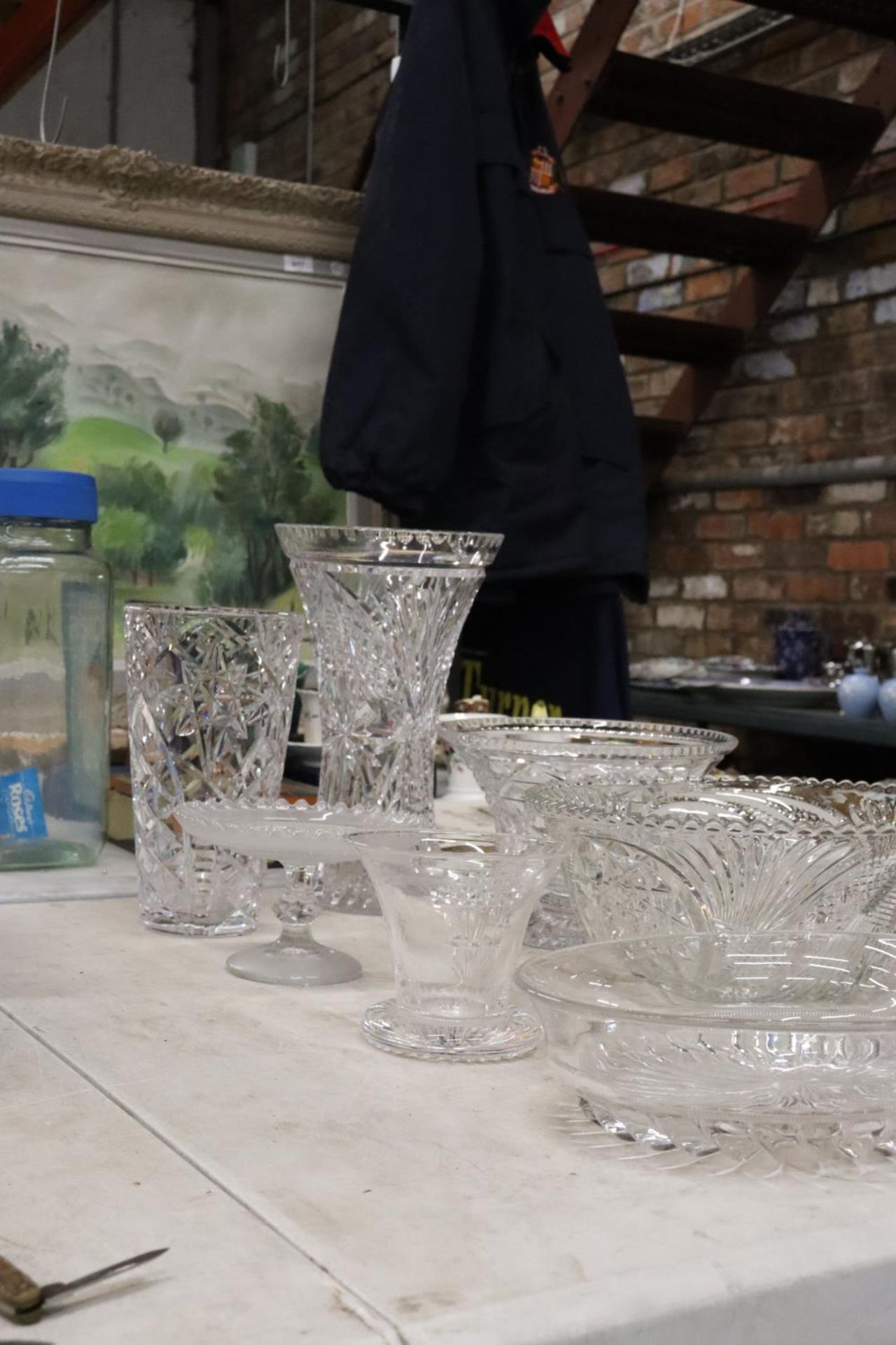 A QUANTITY OF GLASSWARE TO INCLUDE VASES, BOWLS, ETC - 7 PIECES IN TOTAL - Bild 6 aus 7