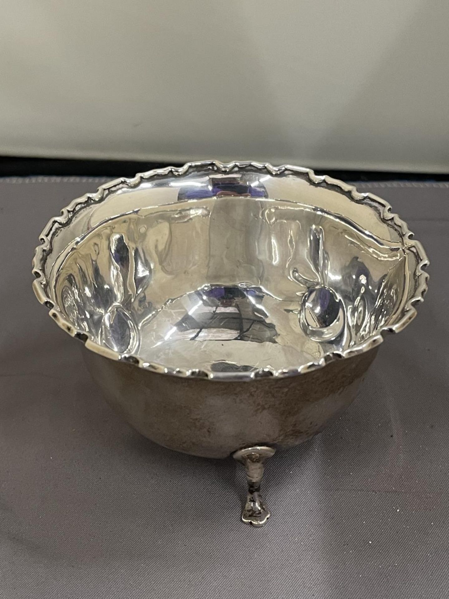 A HALLMARKED BIRMINGHAM SILVER THREE FOOTED DISH GROSS WEIGHT 60.6 GRAMS - Image 4 of 8