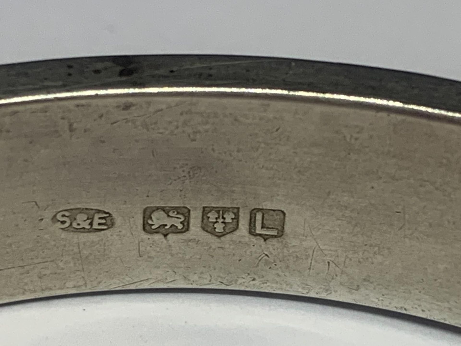 A HALLMARKED CHESTER SILVER BANGLE - Image 2 of 3