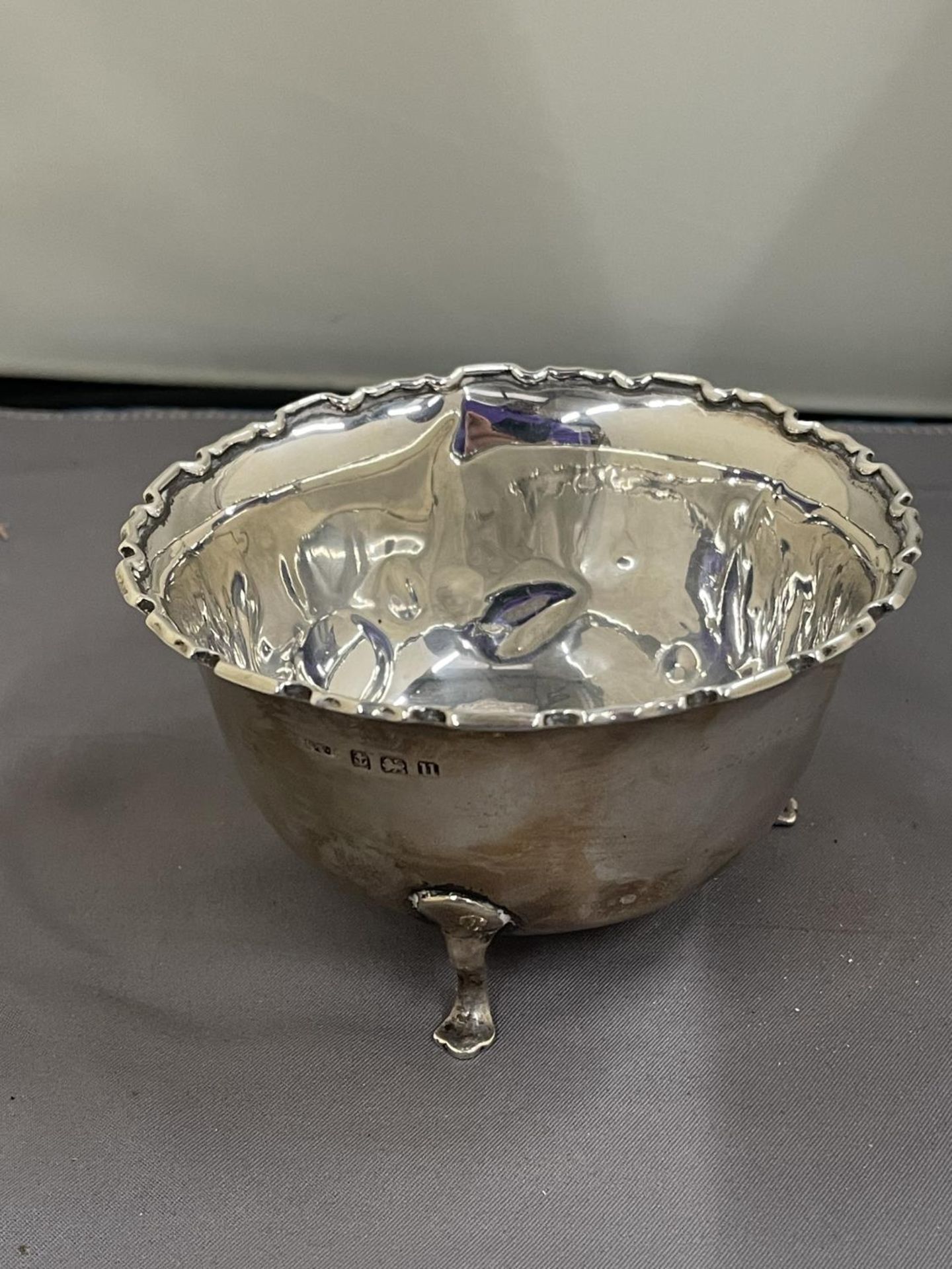 A HALLMARKED BIRMINGHAM SILVER THREE FOOTED DISH GROSS WEIGHT 60.6 GRAMS - Image 2 of 8