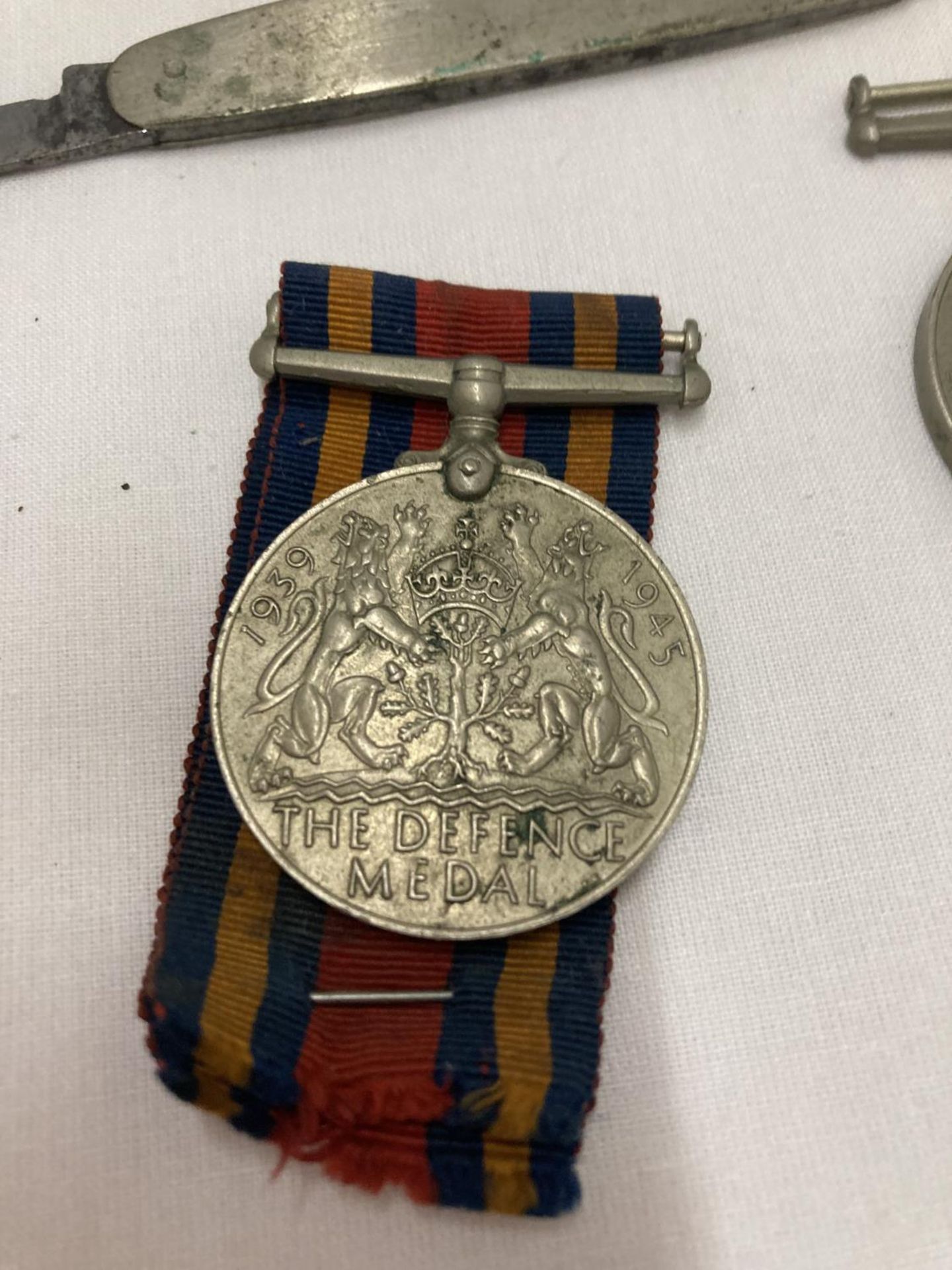 A 1939/45 MILITARY MEDAL, A DEFENCE MEDAL AND TWO PENKNIVES - Image 2 of 5