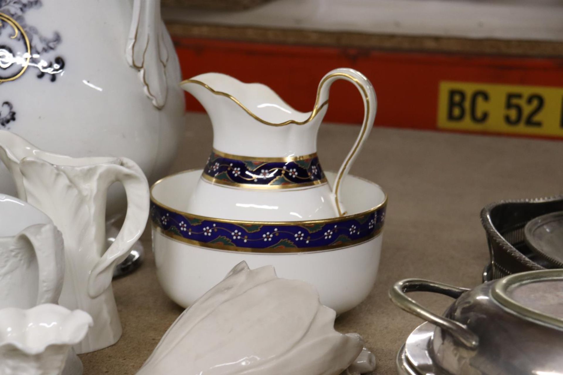 A QUANTITY OF CERAMICS TO INCLUDE PORTMERION, SLOP BOWL AND CREAMER, ROYAL WORCESTER, CREAMWARE - Image 3 of 6