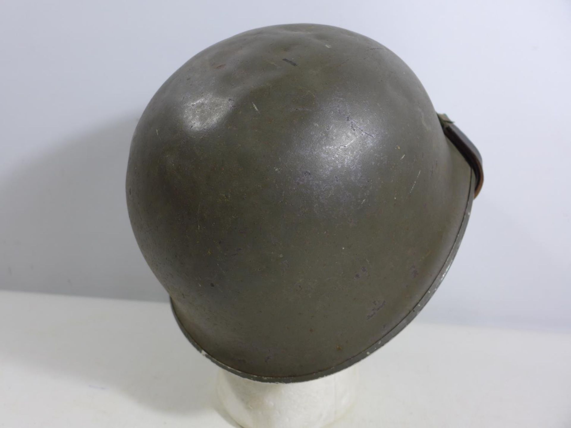 A GREEN PAINTED METAL MILITARY HELMET AND LINING - Image 3 of 6