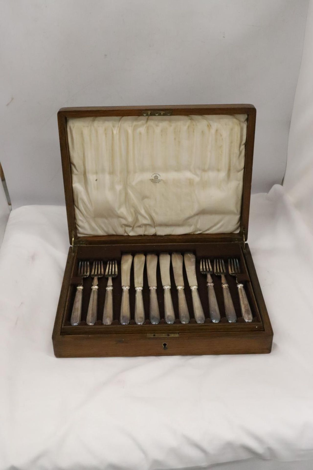 A VINTAGE MAPPIN AND WEBB KNIFE AND FORK SET IN A MAHOGANY CASE - Image 6 of 7