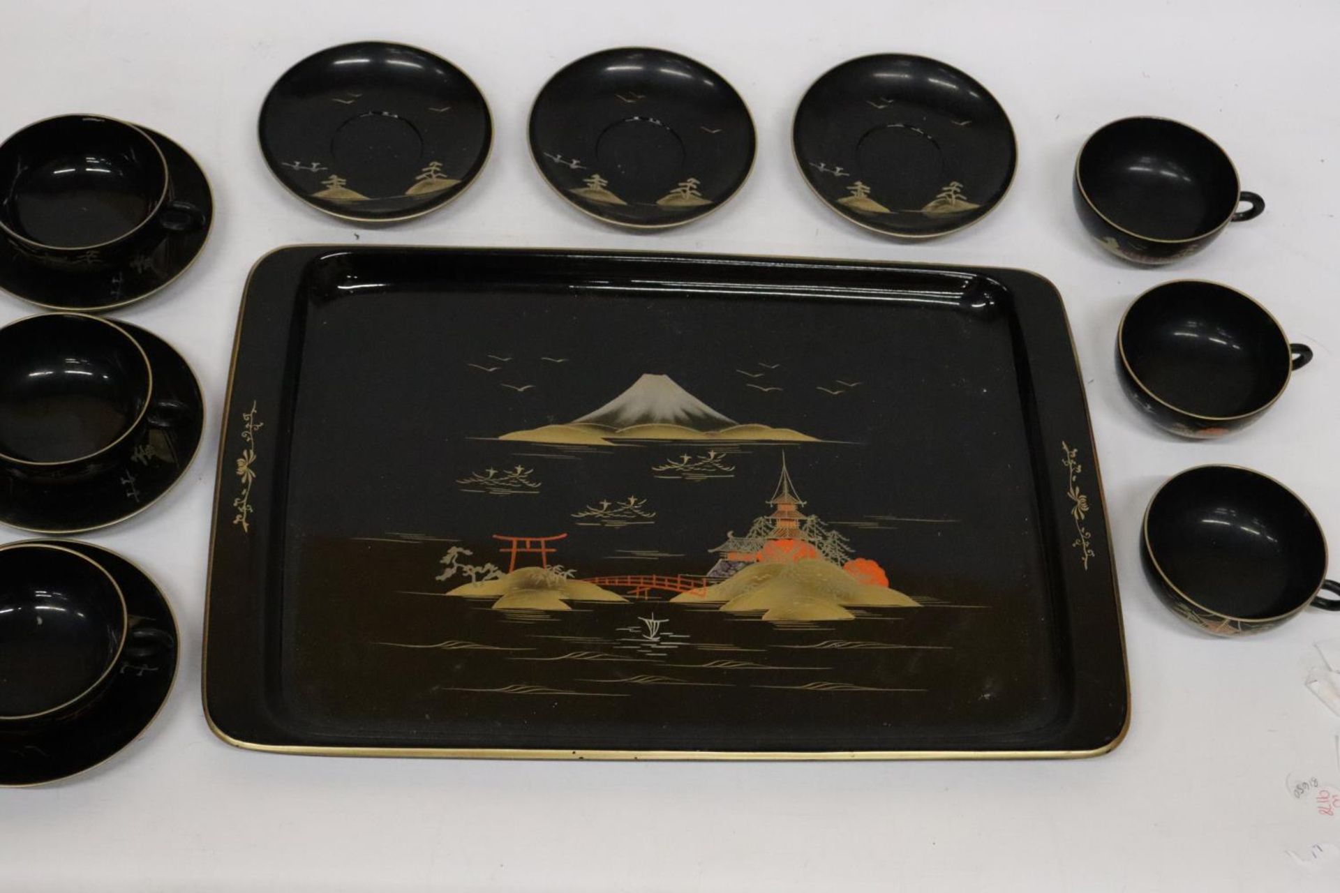 AN ORIENTAL HANDPAINTED, LACQUERED TRAY WITH SIX CUPS AND SAUCERS - Image 5 of 5