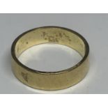 AN 18 CARAT GOLD WEDDING BAND GROSS WEIGHT 4.13 GRAMS SIZE K/L