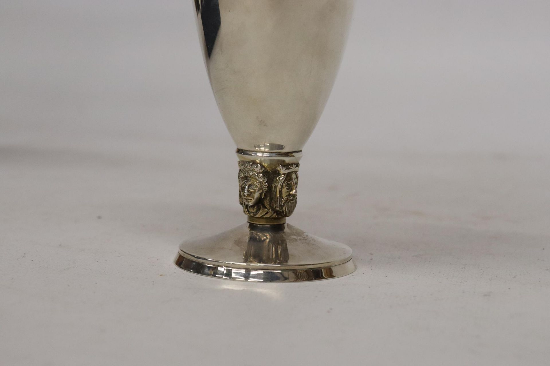 A CASED HALL MARKED SILVER GOBLET COMMERATING 100 YEARS OF MONARCHY - WEIGHT 171 GRAM - Image 4 of 5