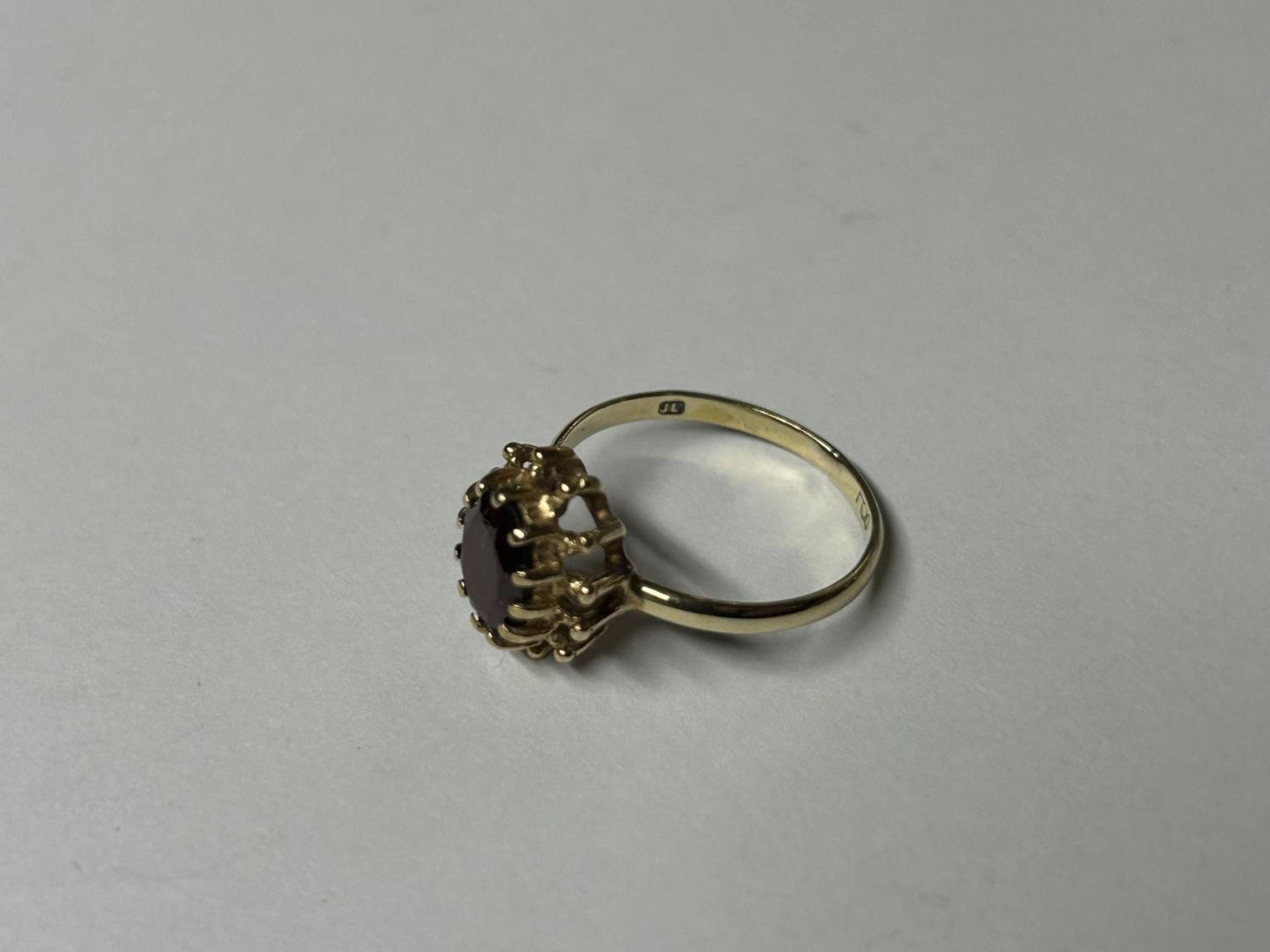A 9CT YELLOW GOLD AND GARNET RING, SIZE K - Image 3 of 4