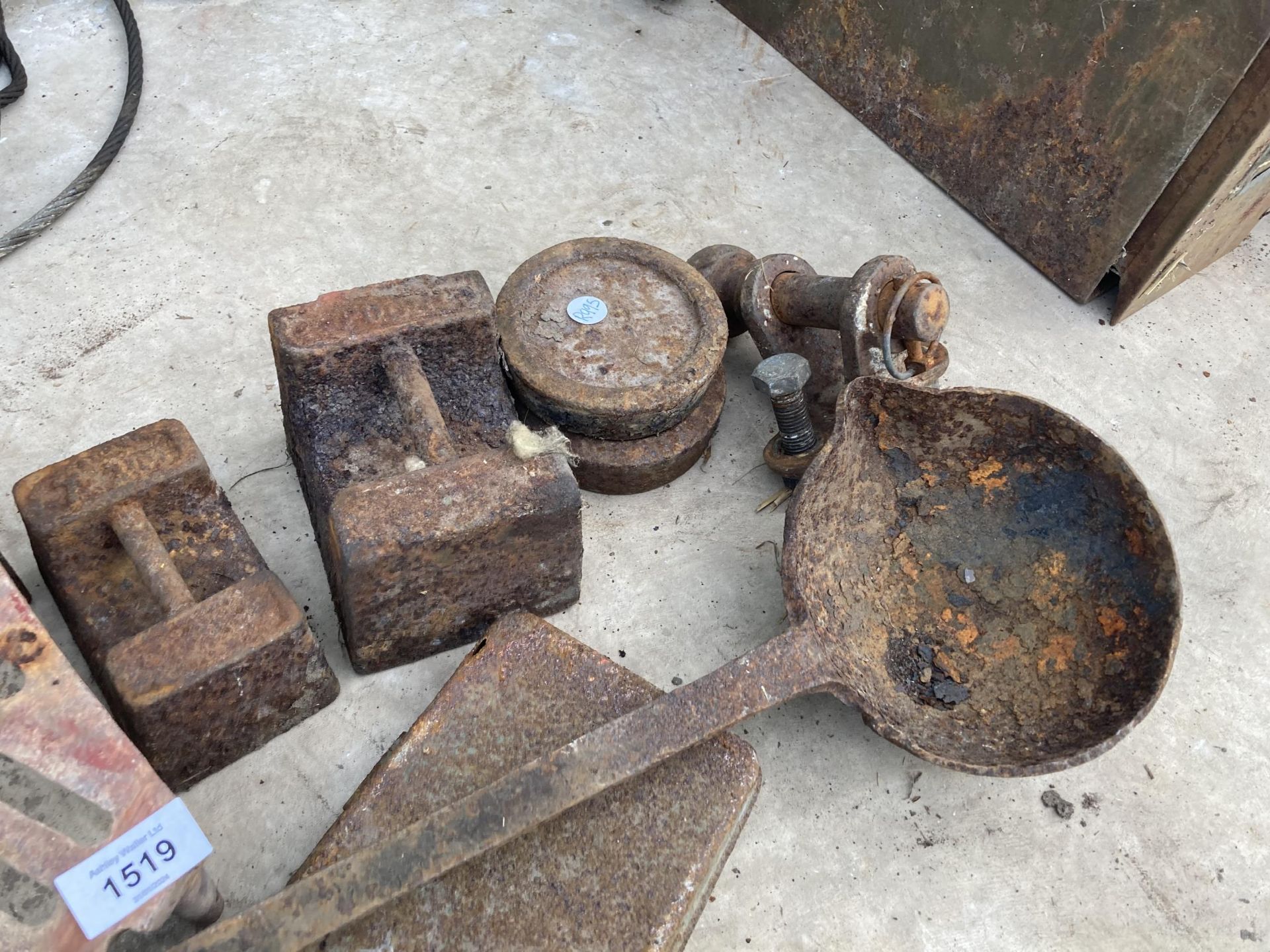 AN ASSORTMENT OF VINTAGE ITEMS TO INCLUDE A FIRE GRATE, WEIGHTS AND A TOW HITCH ETC - Image 4 of 4