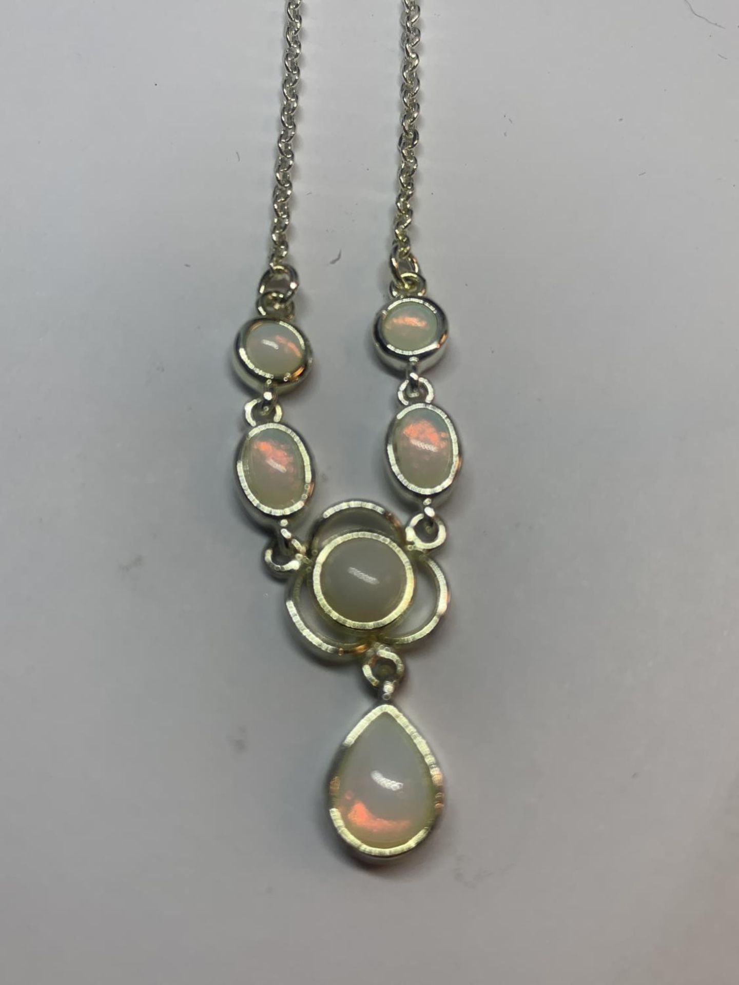 AN OPAL NV NECKLACE IN A PRESENTATION BOX - Image 2 of 4