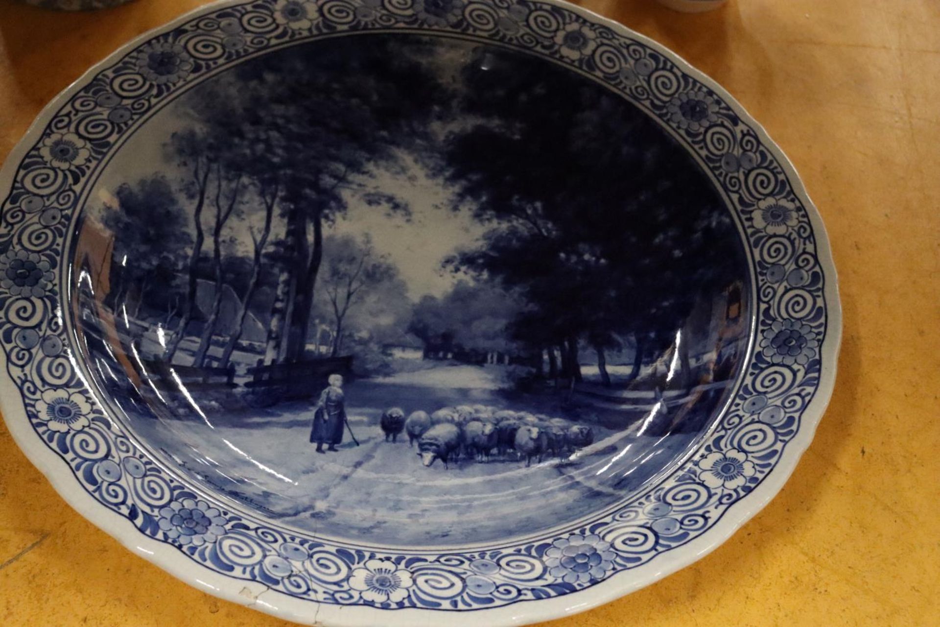 A LARGE VINTAGE BLUE AND WHITE DELFT BOWL, DIAMETER 39CM - A/F, ONE PART OF THE RIM HAS BEEN - Image 5 of 7