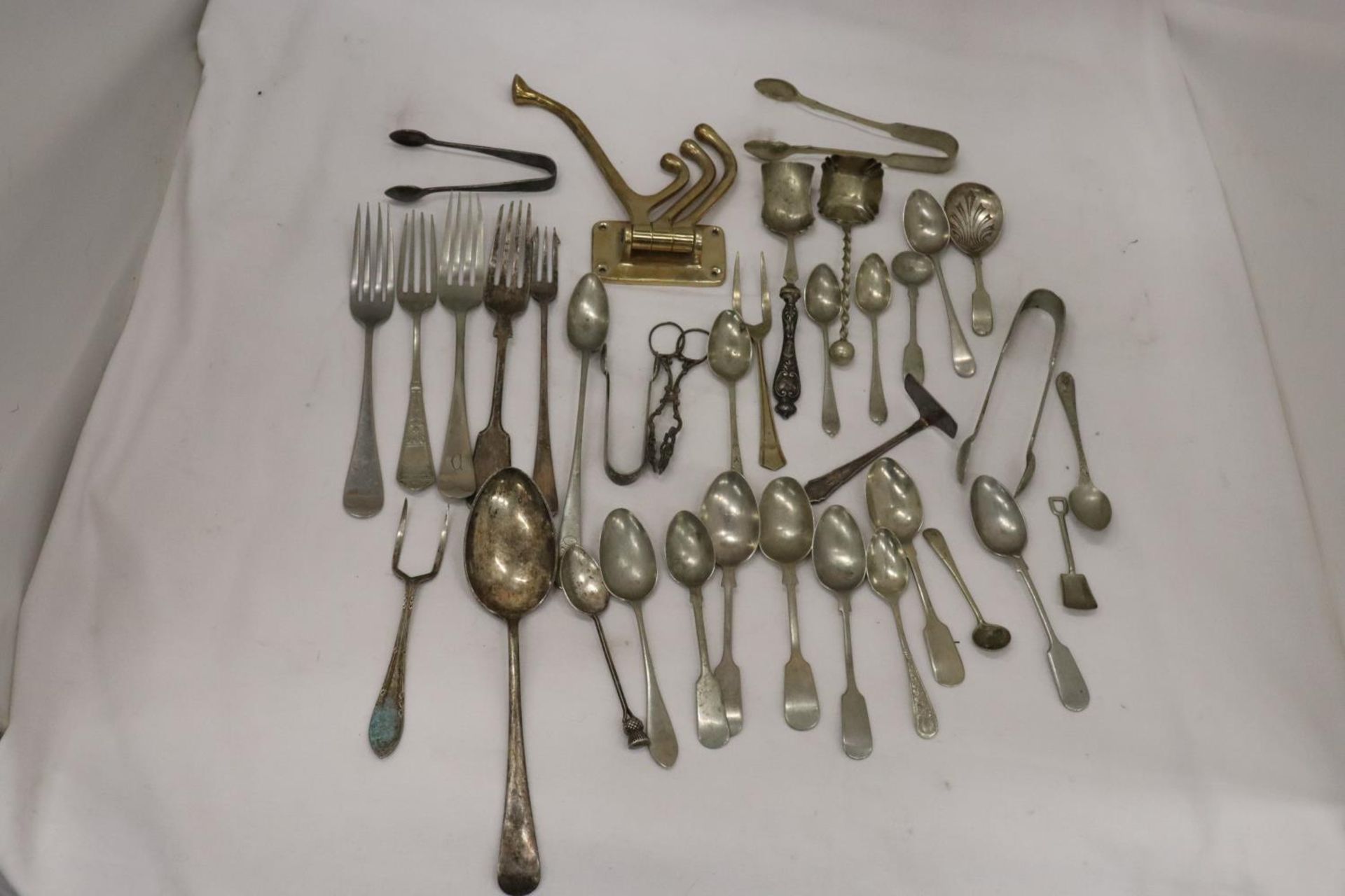 A QUANTITY OF VINTAGE FLATWARE TO INCLUDE A HALLMARKED 'THISTLE' SILVER TEASPOON AND AN OXO SPOON - Image 2 of 7