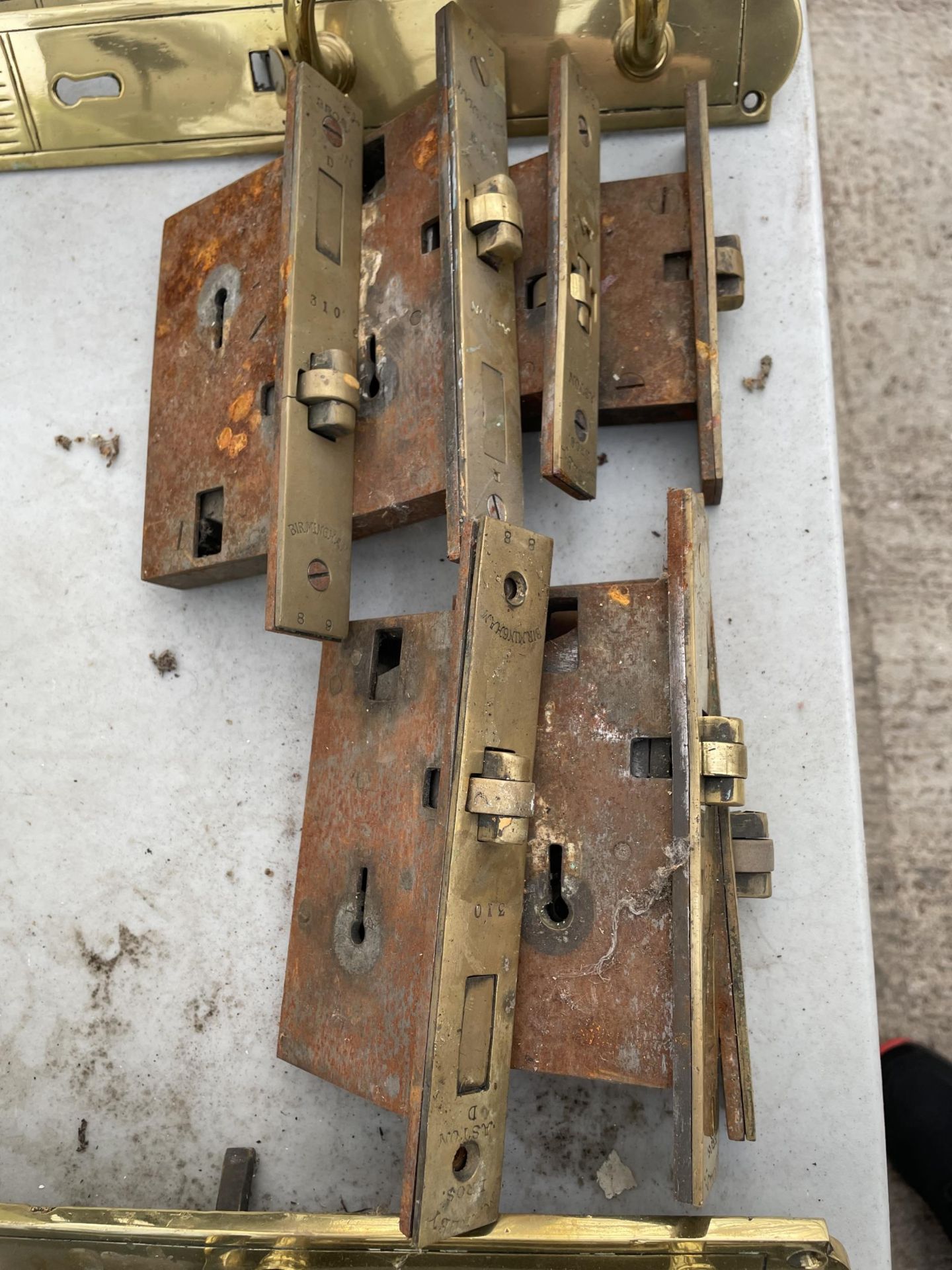 A LARGE QUANTITY OF GOOD QUALITY VINTAGE BRASS DOOR HANDLES AND LOCKS - Image 3 of 3