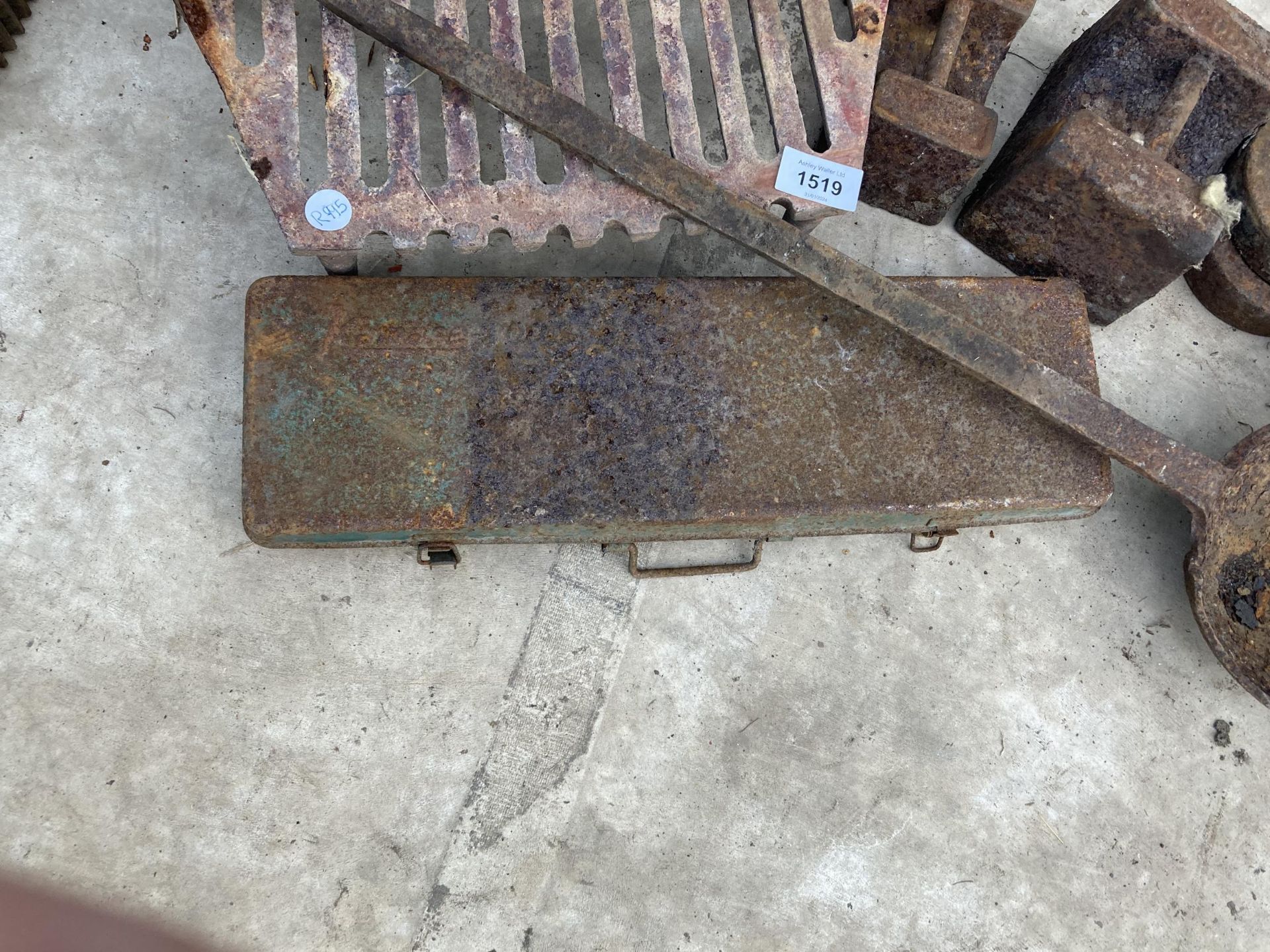 AN ASSORTMENT OF VINTAGE ITEMS TO INCLUDE A FIRE GRATE, WEIGHTS AND A TOW HITCH ETC - Image 3 of 4