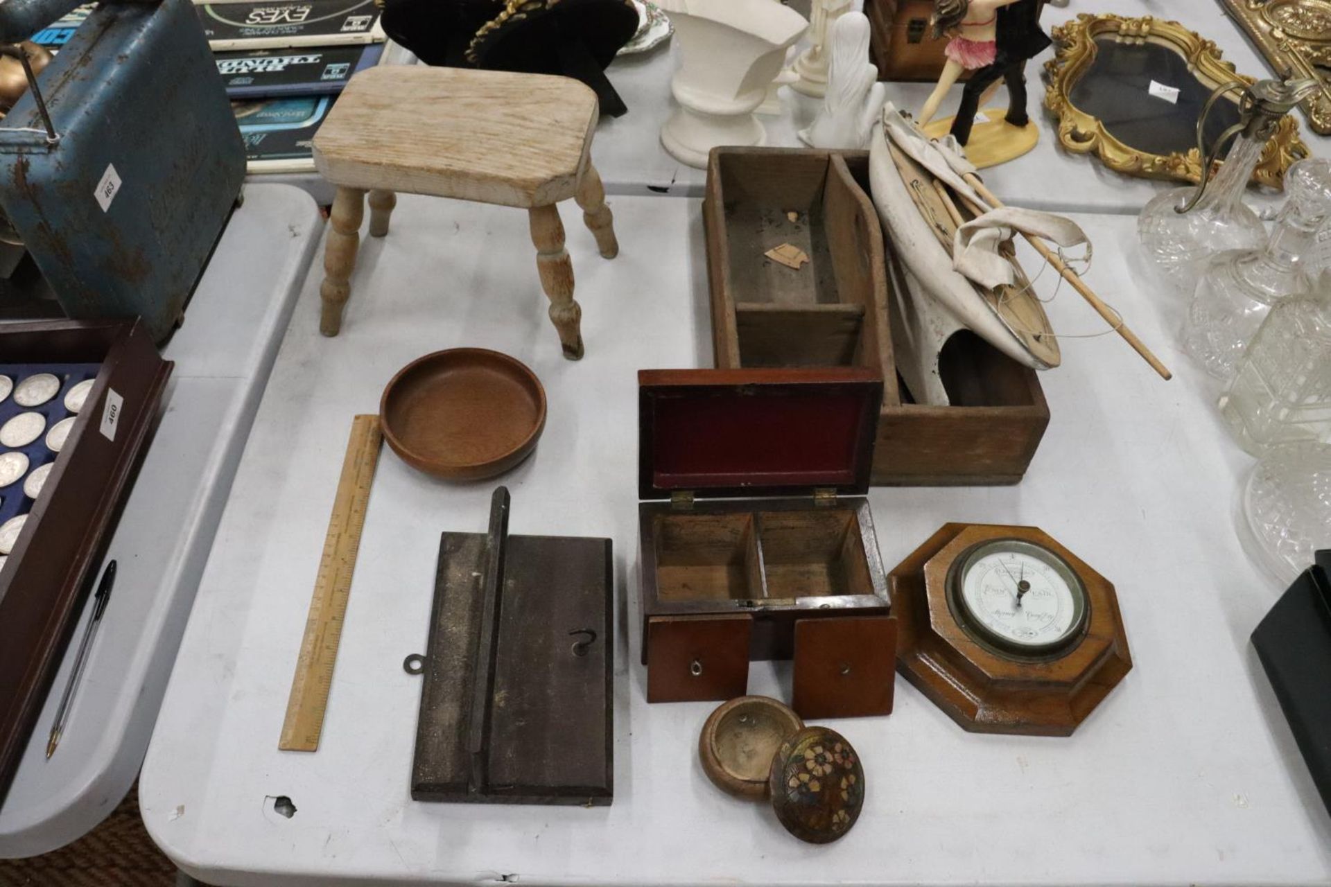 VARIOUS TREEN ITEMS TO INCLUDE A TEA CADDY, PIPE RACK, BOAT, BOWL, STOOL, TRUG ETC - Image 3 of 5