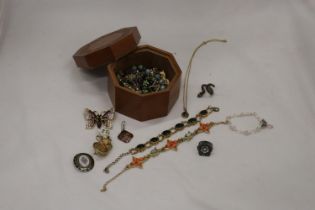 A QUANTITY OF VINTAGE AND MODERN COSTUME JEWELLERY TO INCLUDE BRACELETS, CHAINS, BROOCHES, RINGS,