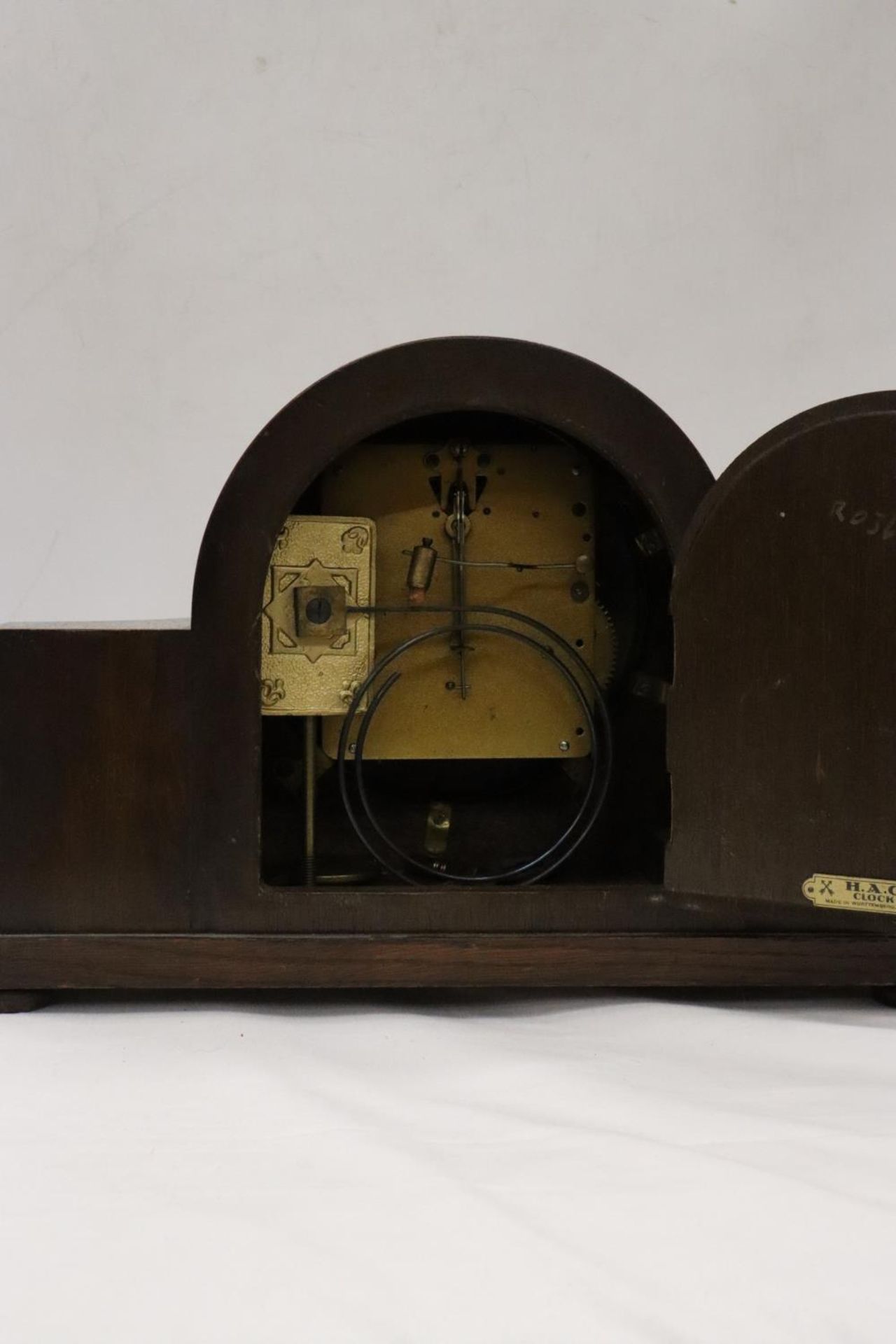 A VINTAGE GERMAN MANTLE CLOCK IN WORKING ORDER AT CATALOGUING, NO WARRANTY GIVEN - Image 6 of 6