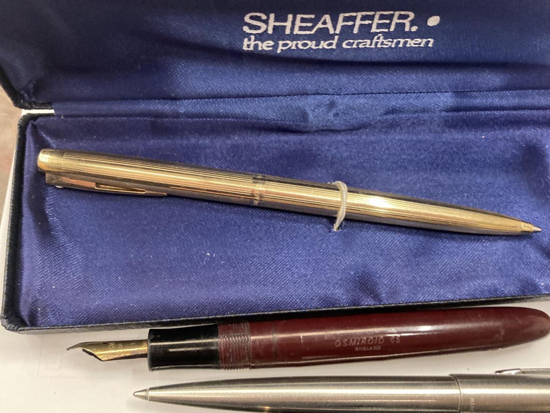 FOUR VINTAGE PENS TO INCLUDE A PARKER BIRO AND TWO FOUNTAIN PENS - Image 2 of 3