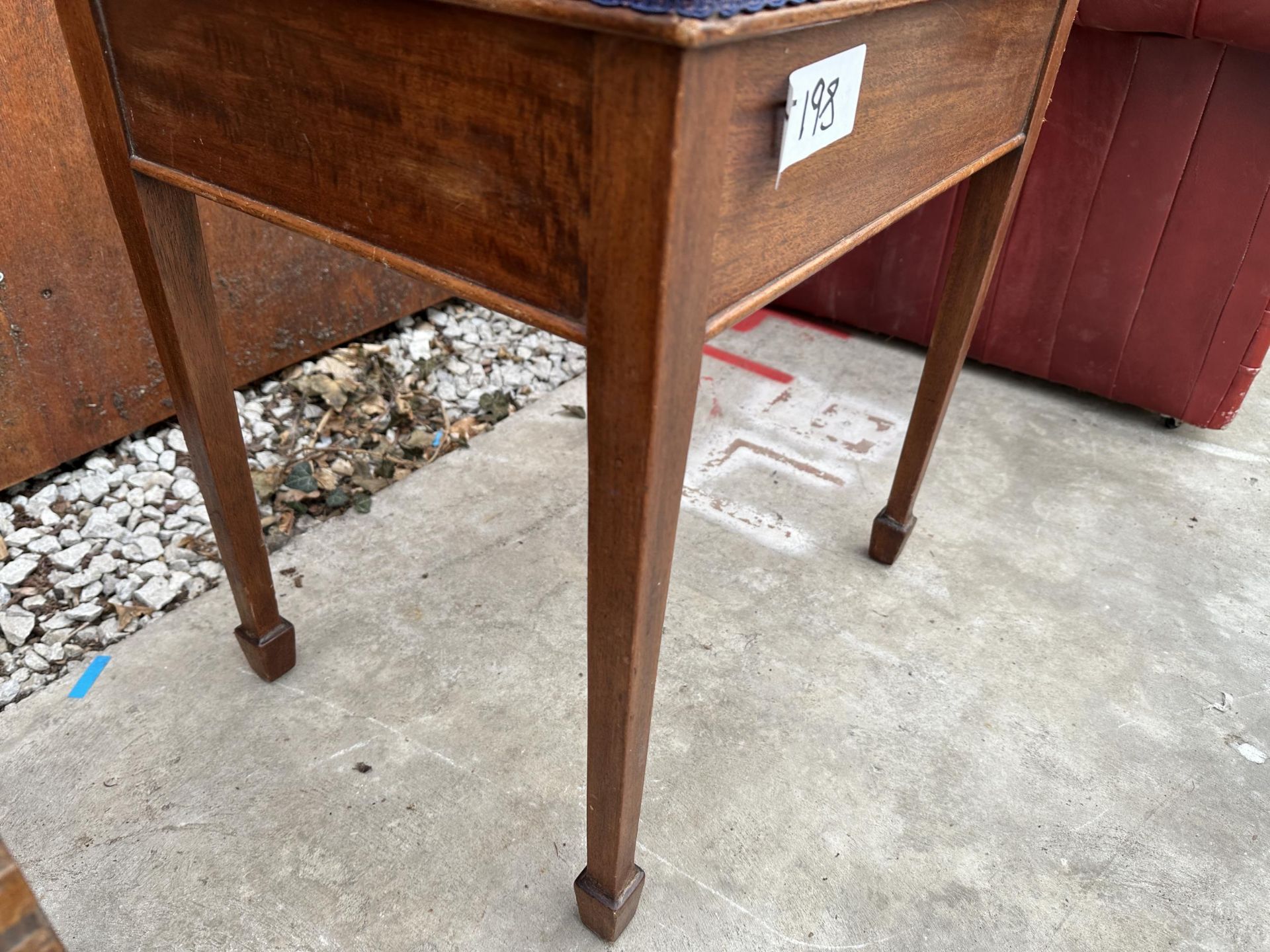 AN EDWARDIAN MAHOGANY PIANO STOOL WITH HINGED TAPESTRY SEAT, TAPERED SUPPORTS AND SPADE FEET - Image 3 of 3