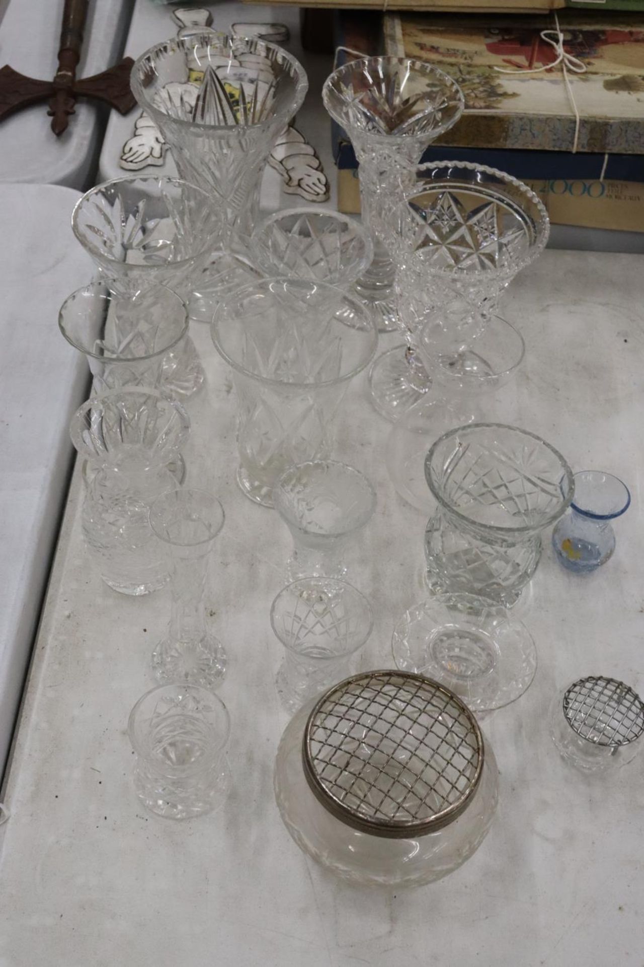 A LARGE QUANTITY OF GLASSWARE TO INCLUDE VASES AND ROSE BOWLS - Image 5 of 6