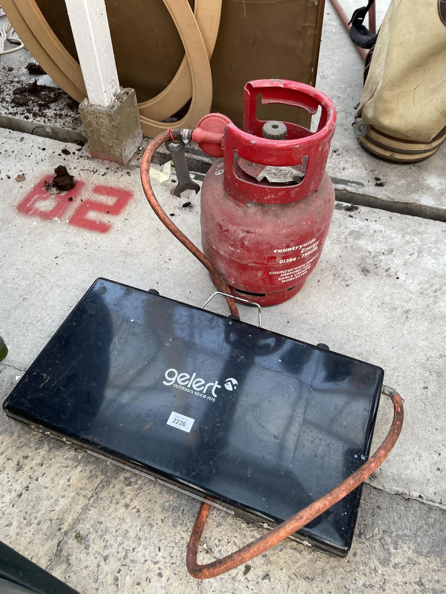 A GAS CAMPING STOVE WITH GAS BOTTLE