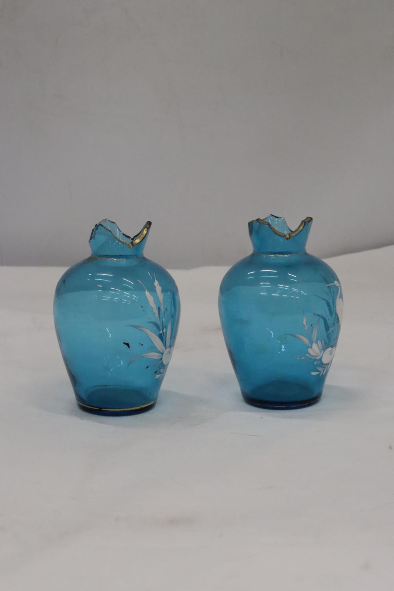 A PAIR OF SMALL BLUE MARY GREGORY STYLE ETCHED VASES, HEIGHT 12CM - Image 2 of 4