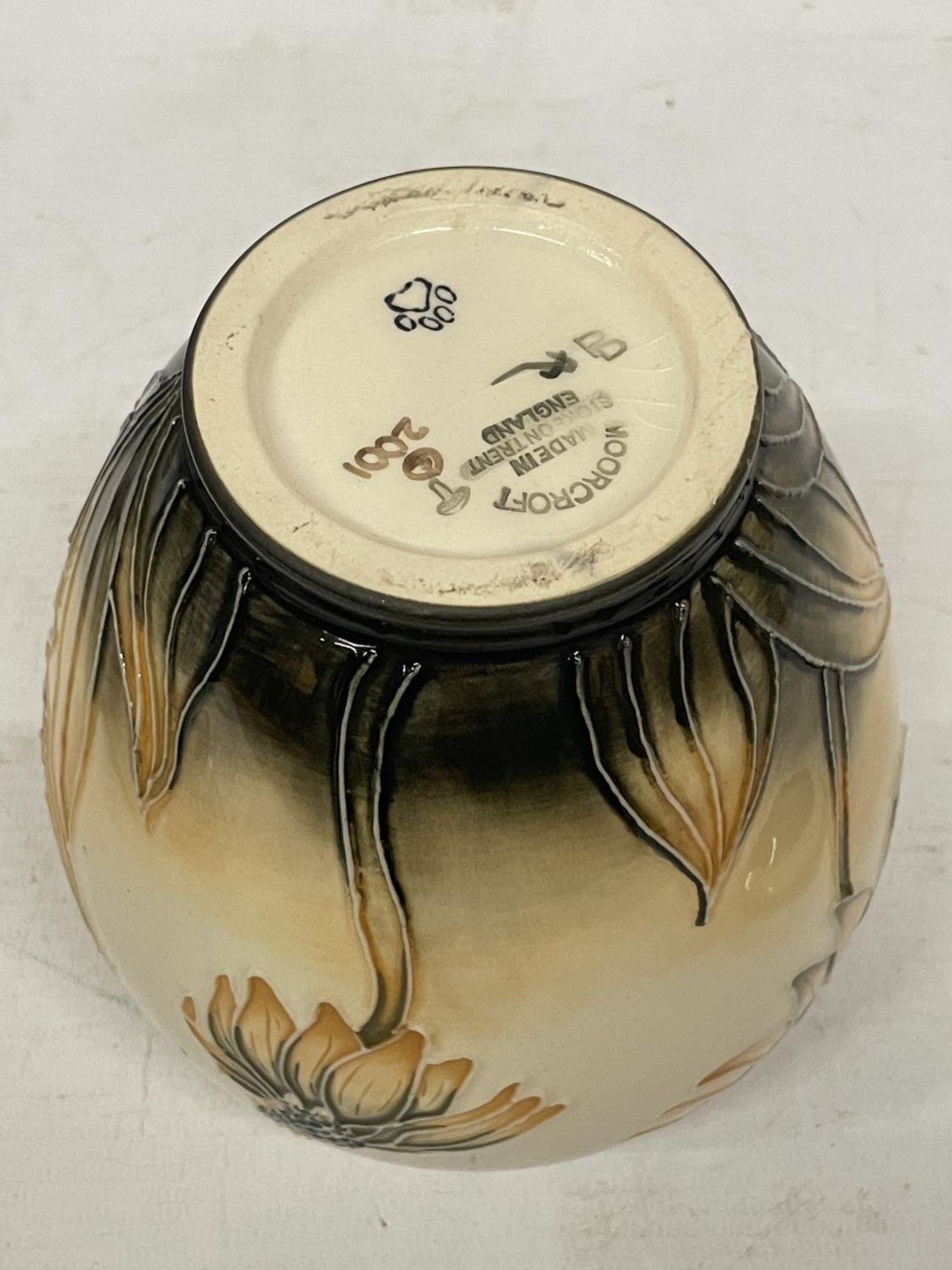 A MOORCROFT GINGER JAR IN THE "CORNFLOWER" PATTERN - Image 5 of 5