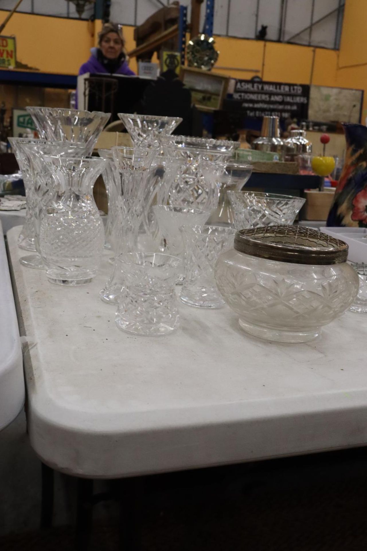 A LARGE QUANTITY OF GLASSWARE TO INCLUDE VASES AND ROSE BOWLS - Image 3 of 6