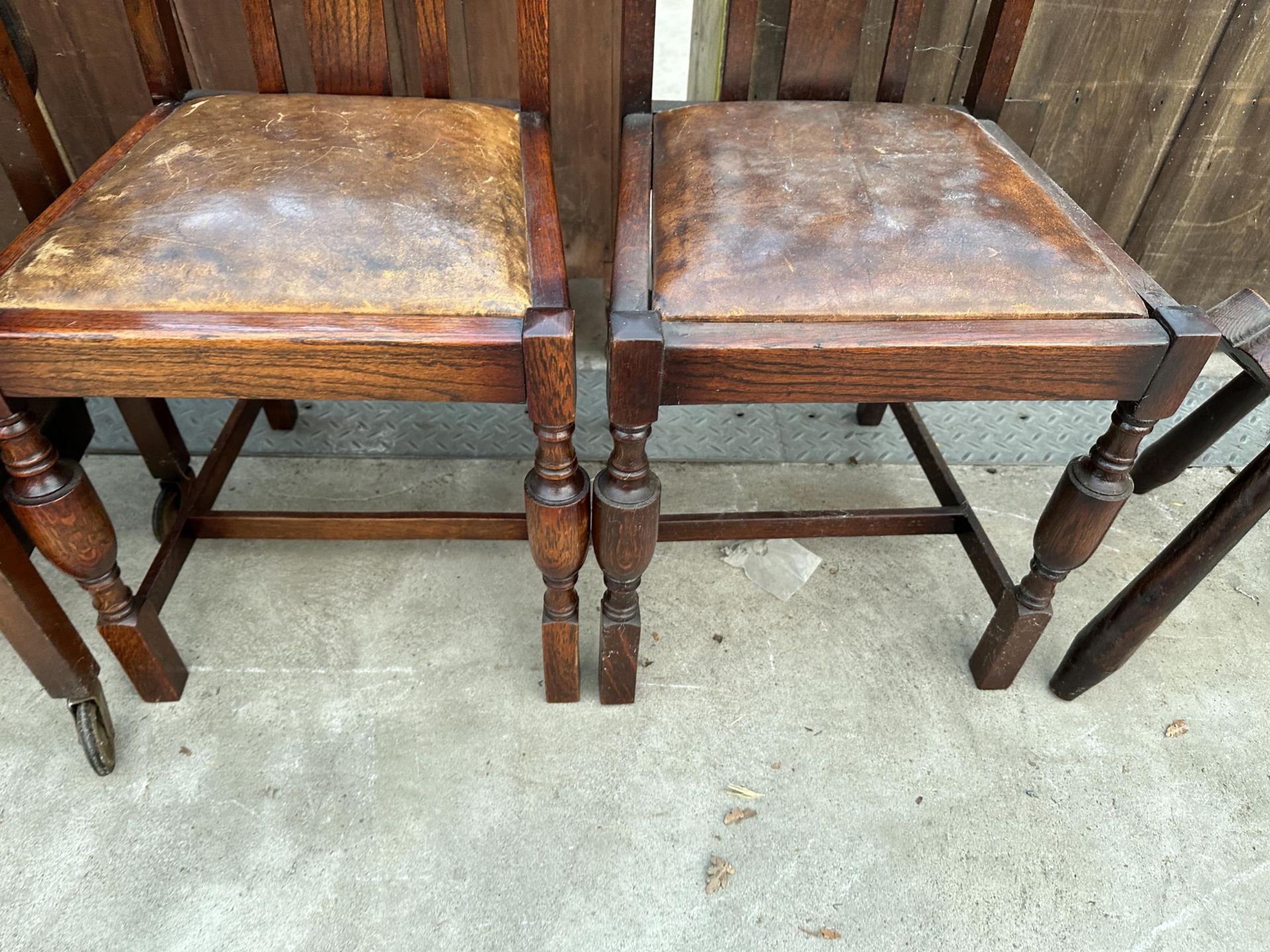 A PAIR OF 20TH CENTURY OAK DINING CHAIRS - Image 3 of 3