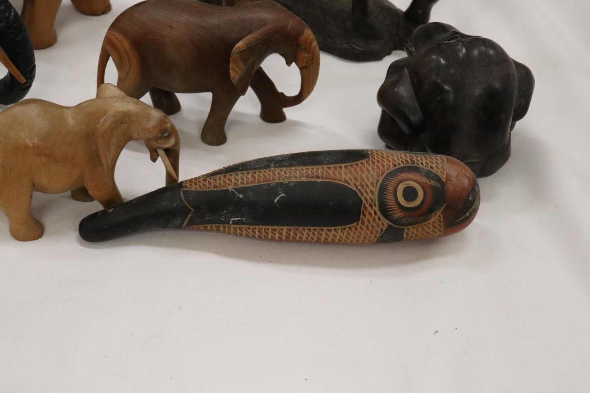 A QUANTITY OF WOODEN CARVED ANIMALS TO INCLUDE ELEPHANTS, A GIRAFFE, ETC - Bild 7 aus 7